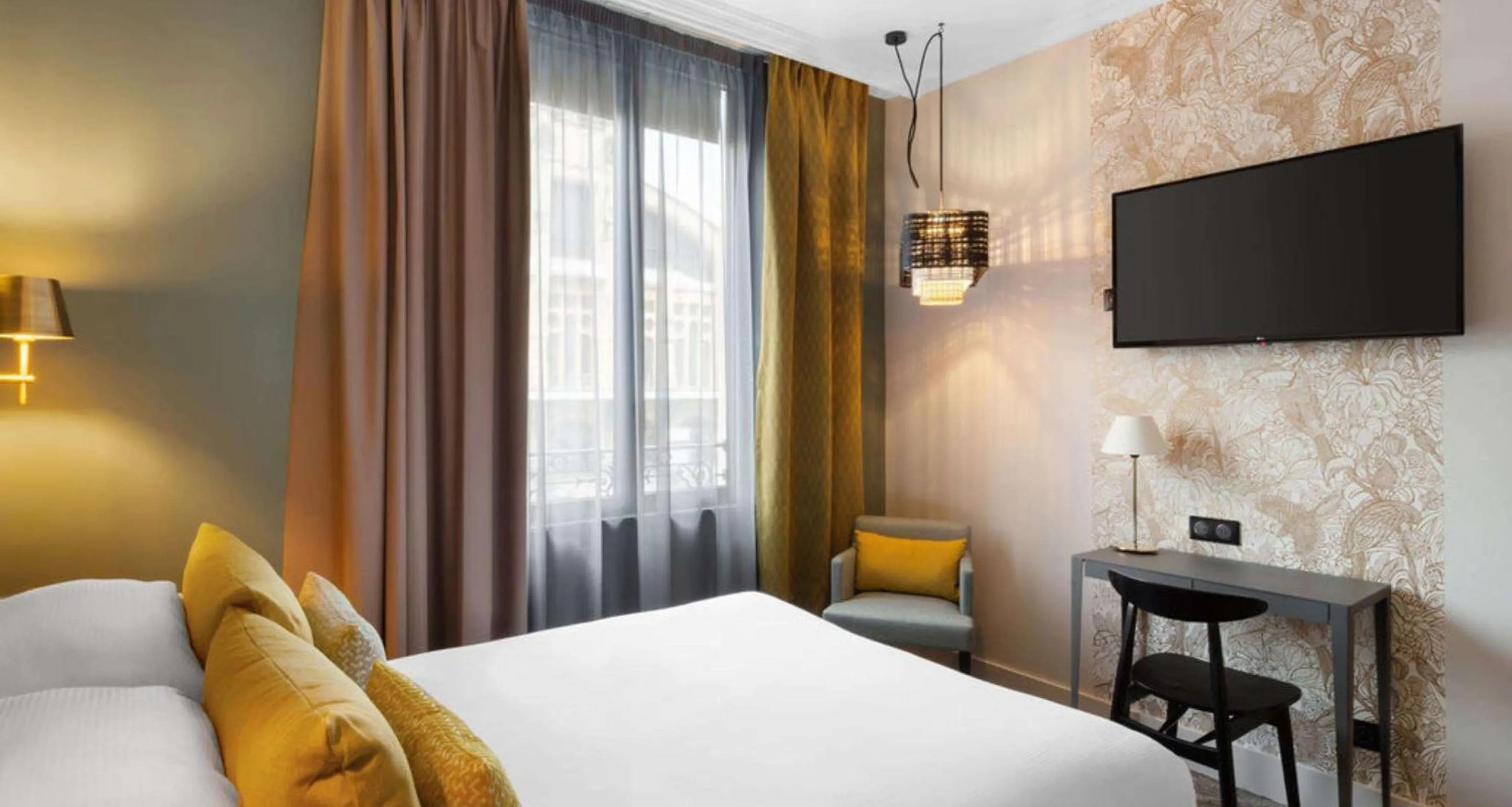 Bedroom, Bed in Best Western Plus Hotel de Dieppe 1880