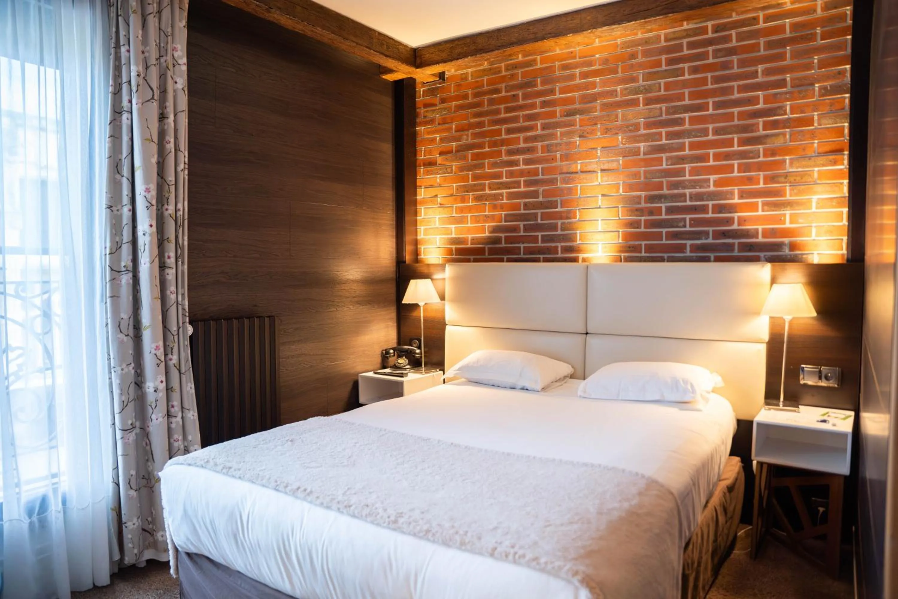 Photo of the whole room, Bed in Best Western Plus Hotel de Dieppe 1880