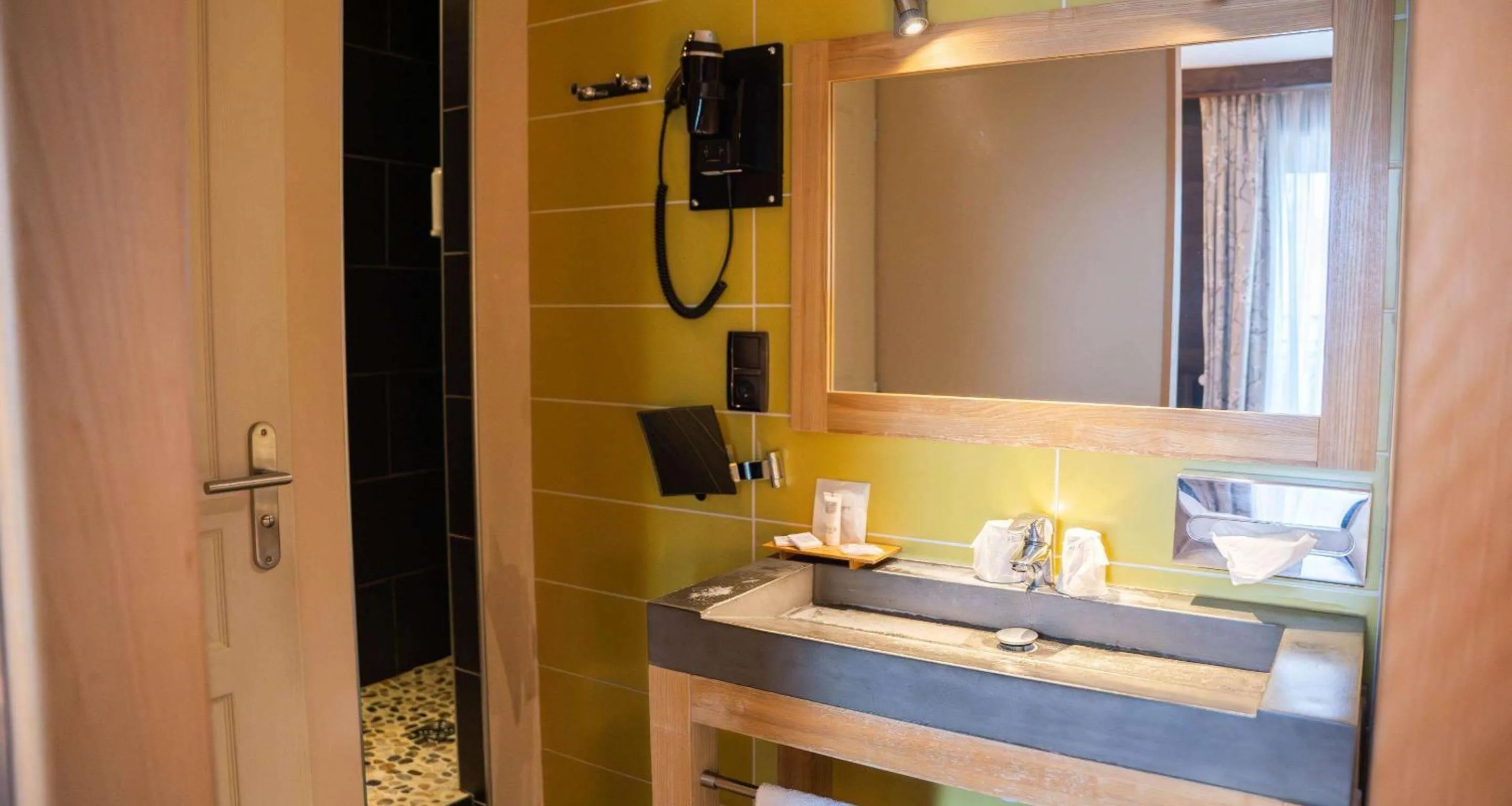 Bedroom in Best Western Plus Hotel de Dieppe 1880