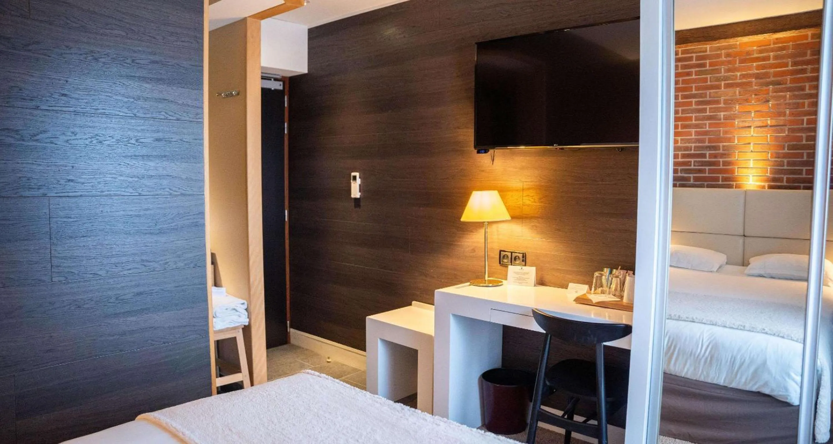 Bedroom, Bed in Best Western Plus Hotel de Dieppe 1880