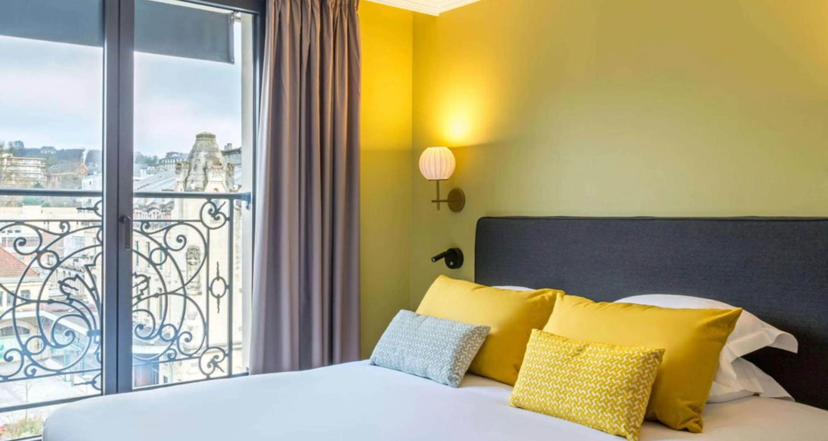 Bedroom, Bed in Best Western Plus Hotel de Dieppe 1880