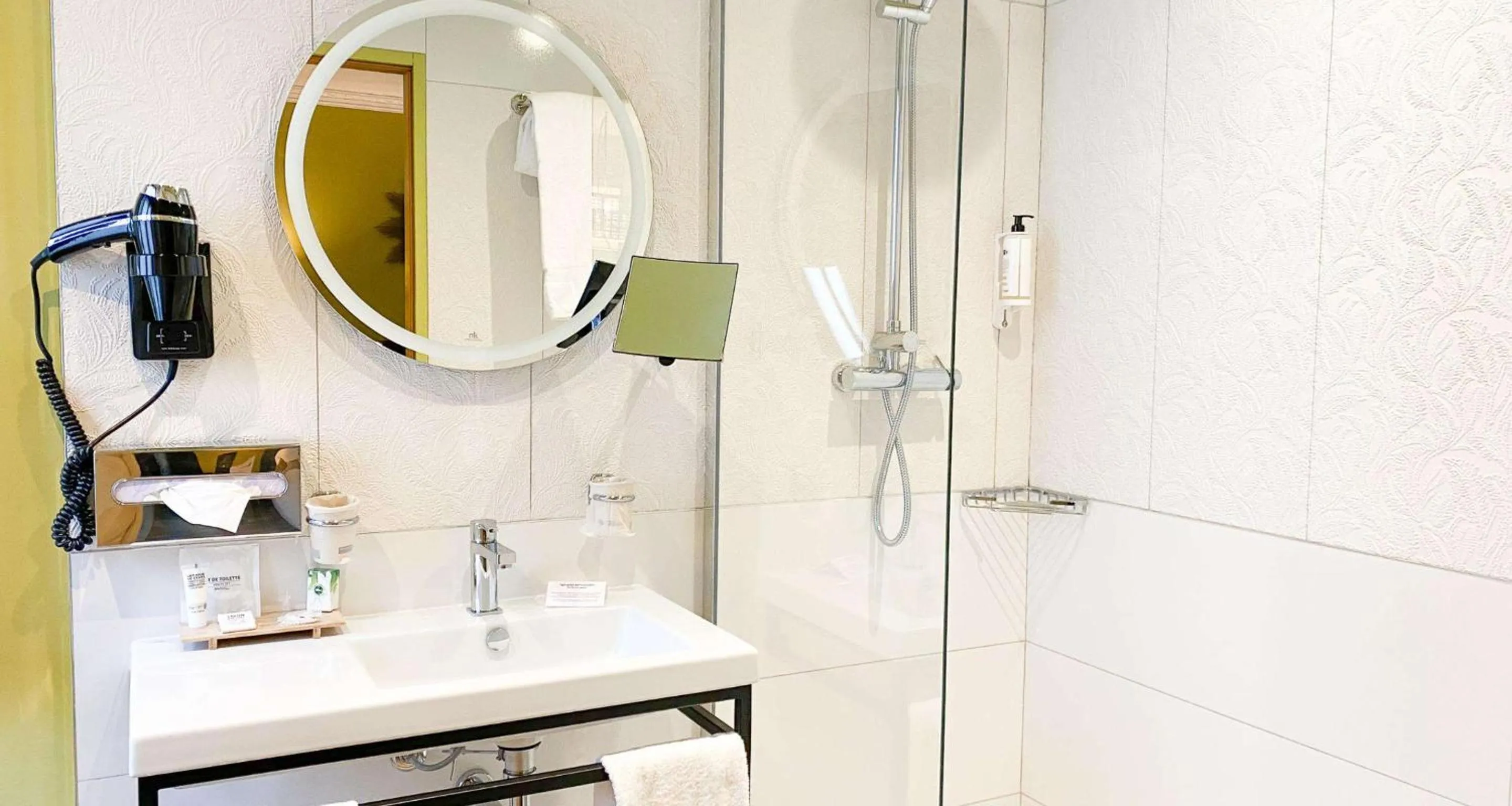 Bathroom in Best Western Plus Hotel de Dieppe 1880