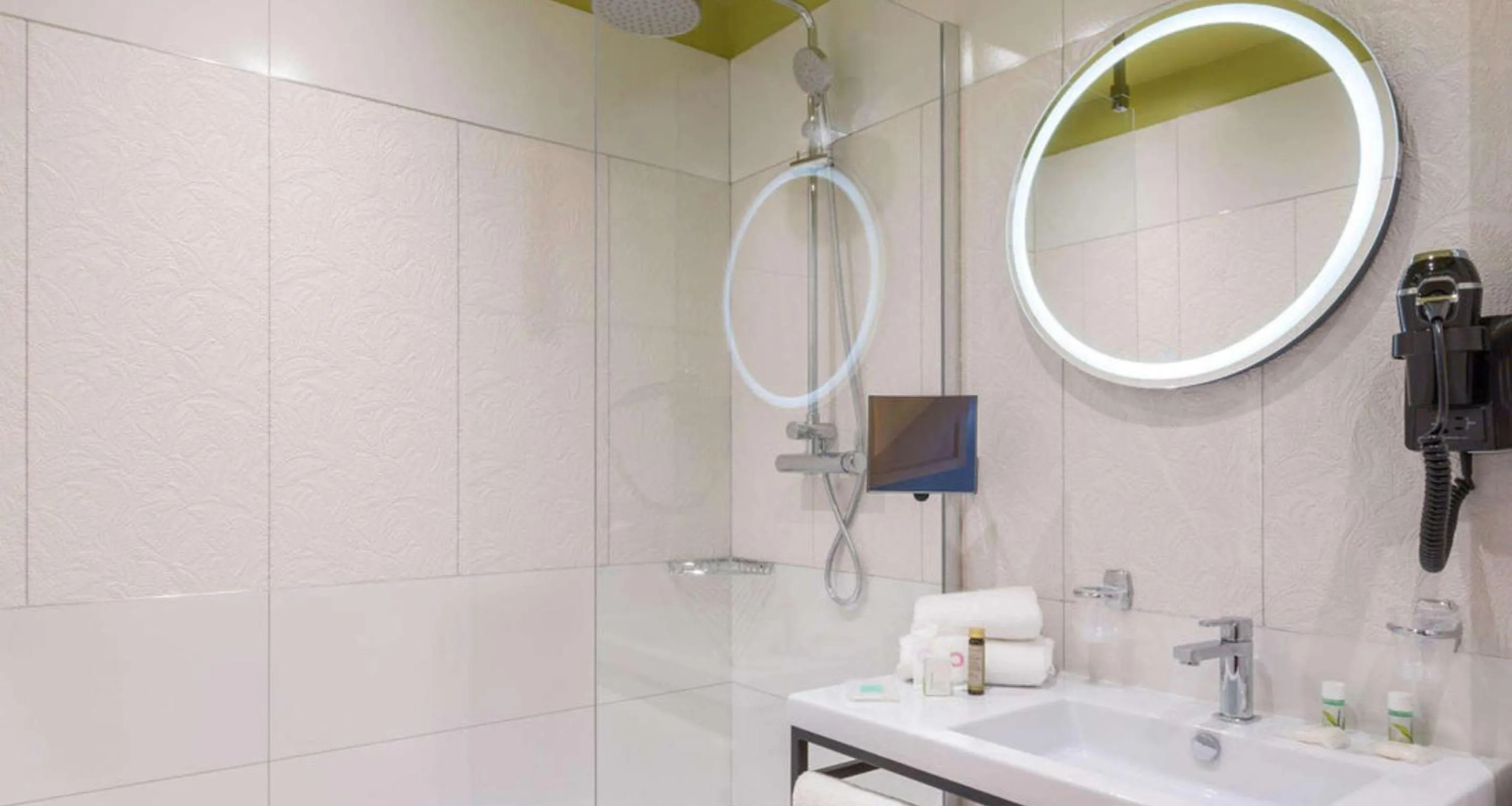 Bedroom in Best Western Plus Hotel de Dieppe 1880