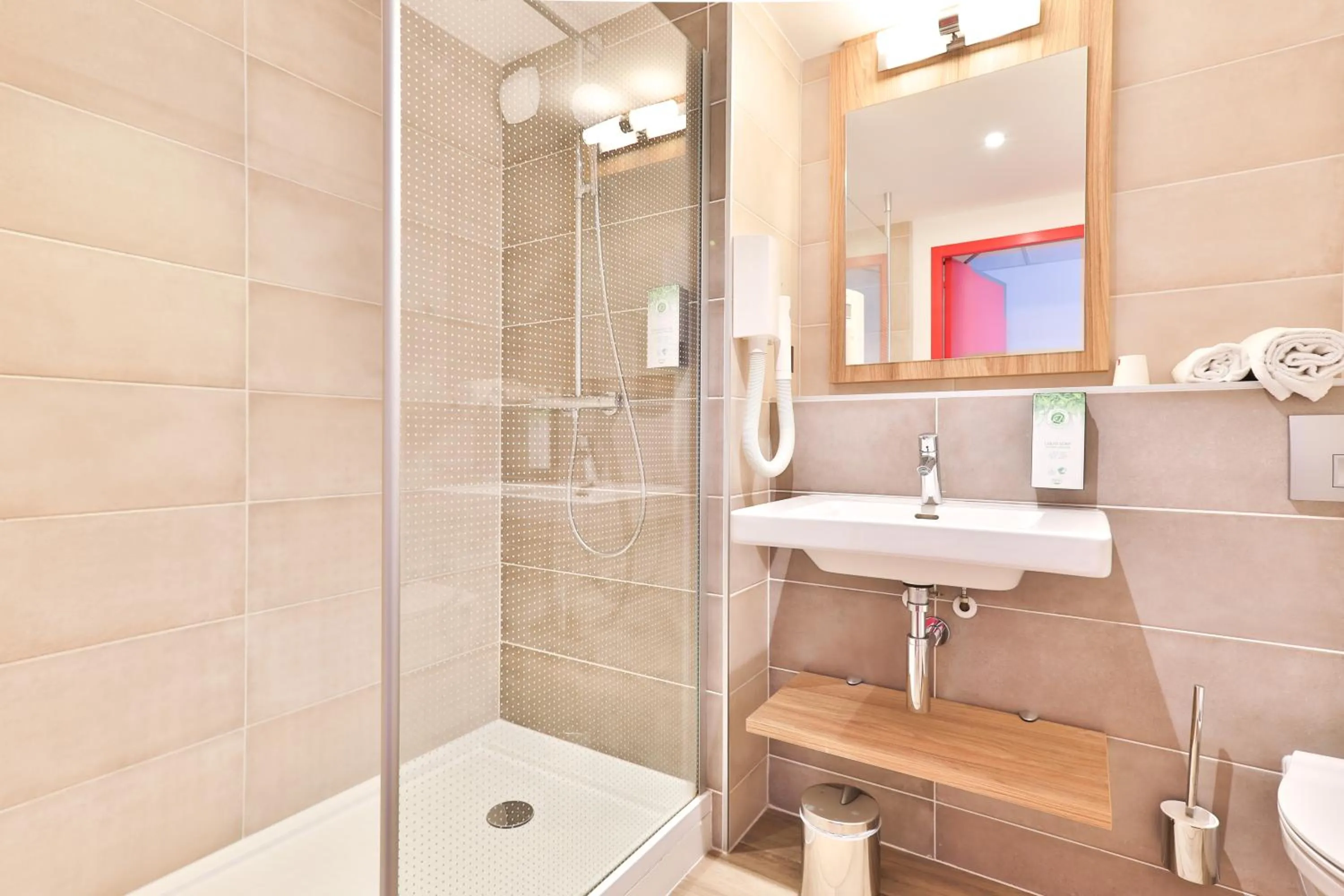 Bathroom in Kyriad Pontarlier