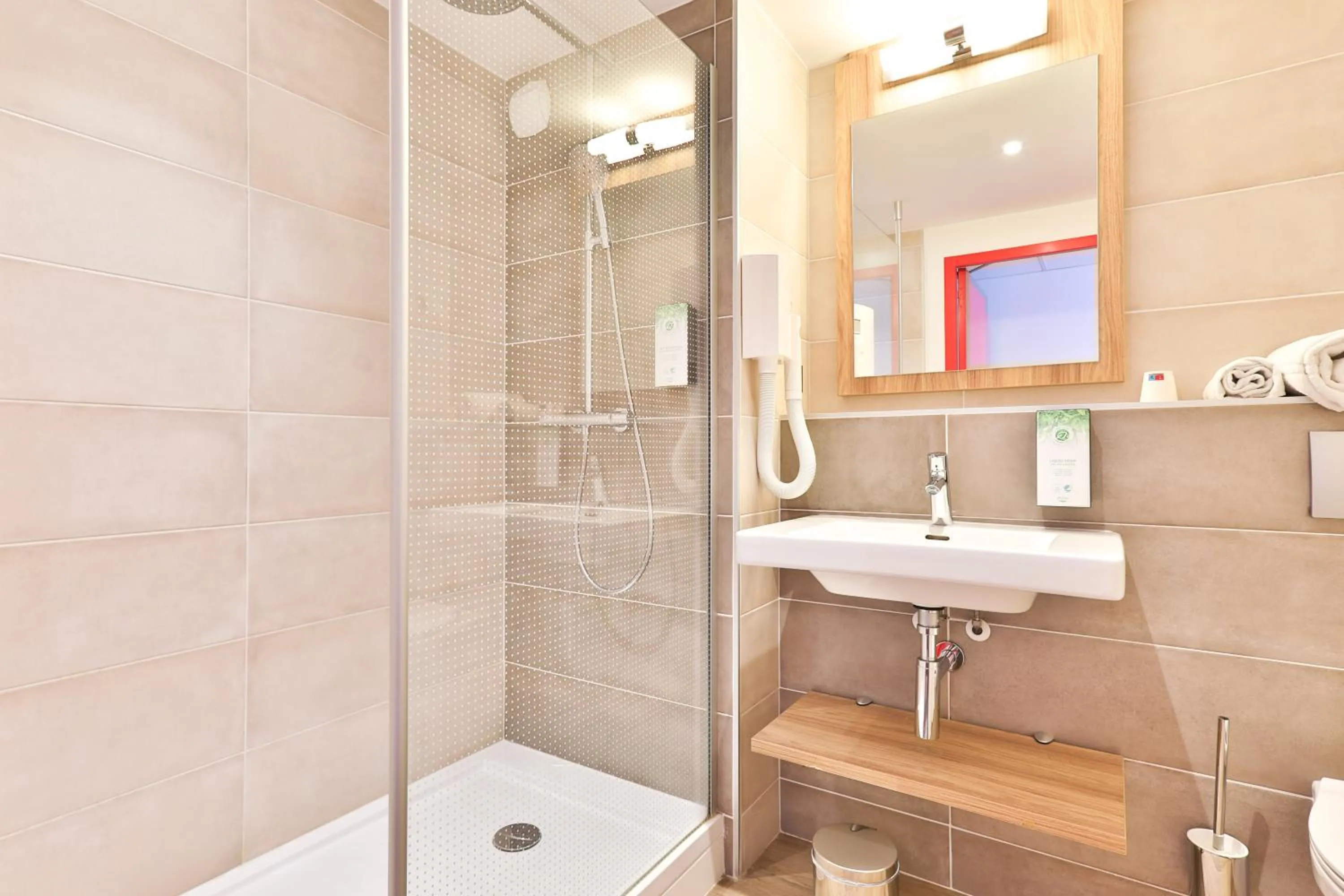 Bathroom in Kyriad Pontarlier