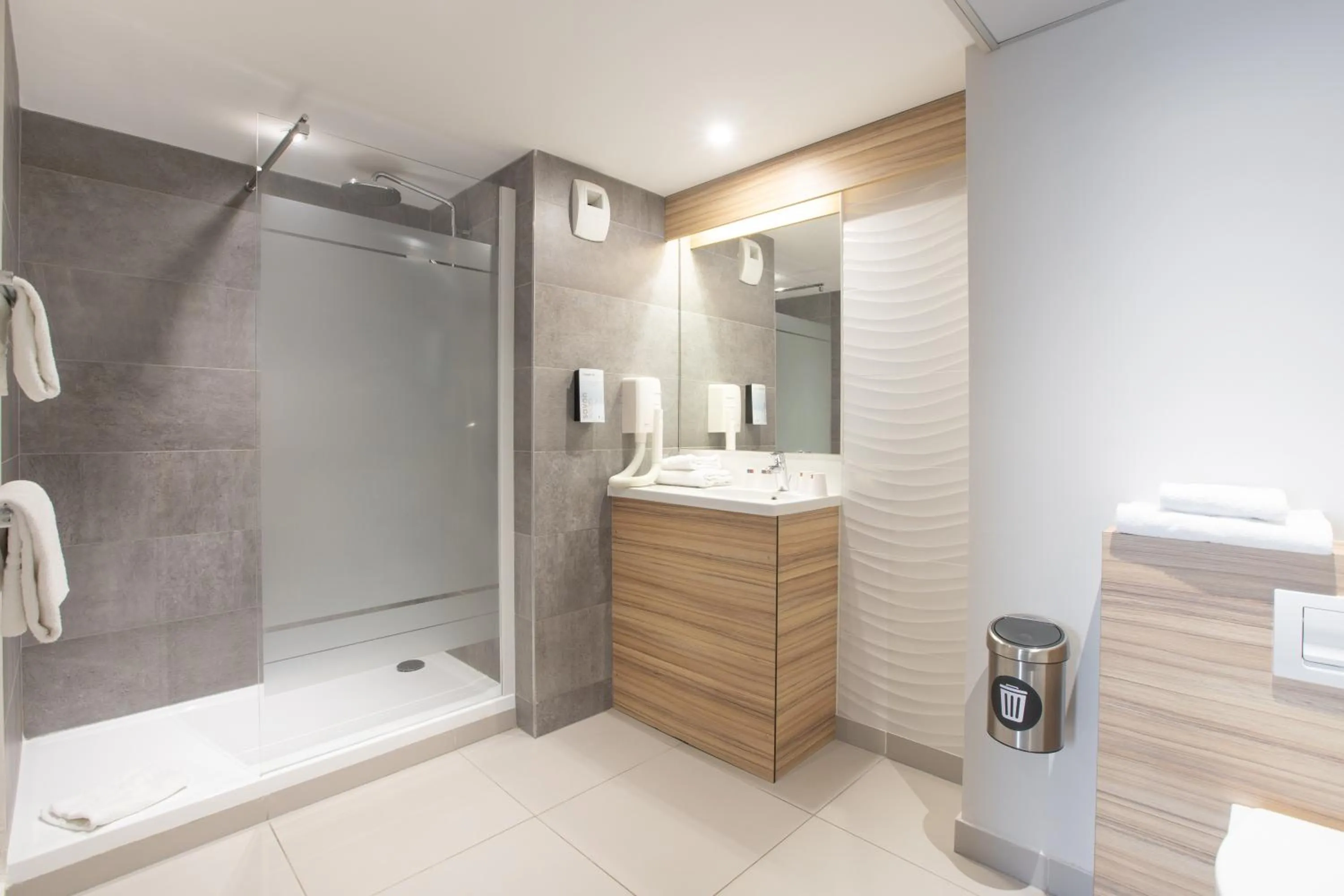 Shower in Campanile Limoges Centre - Gare