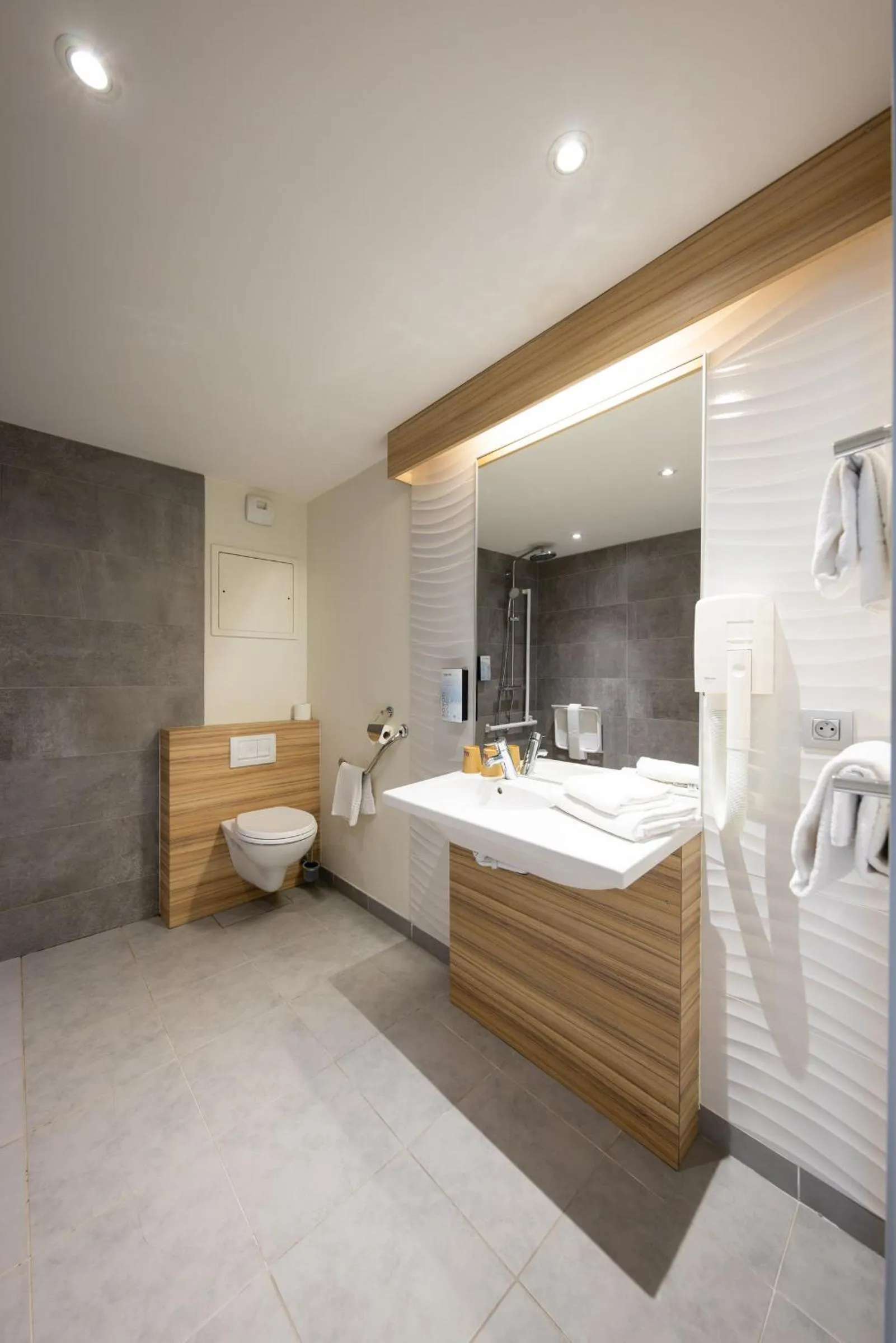 Shower in Campanile Limoges Centre - Gare