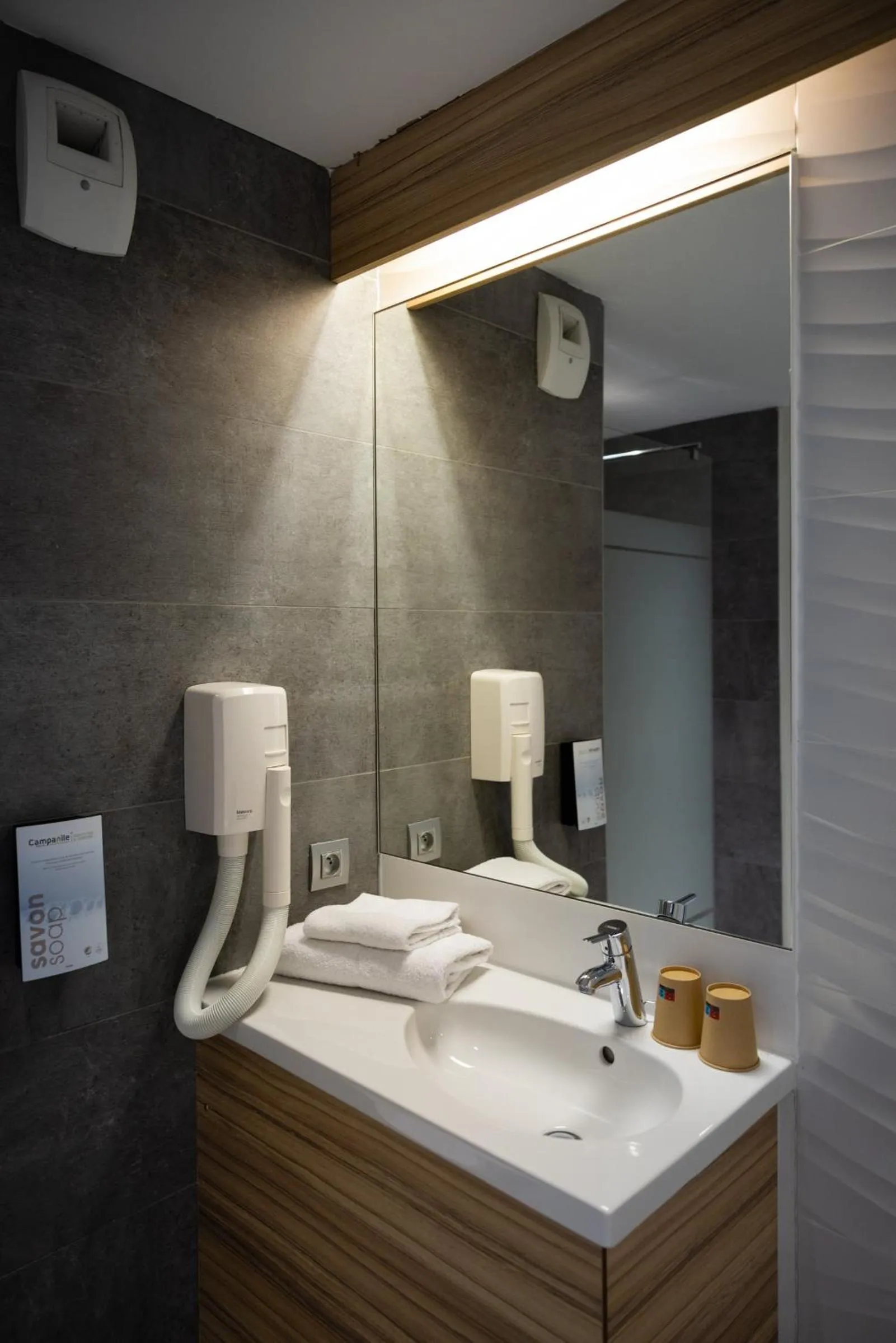 Bathroom in Campanile Limoges Centre - Gare