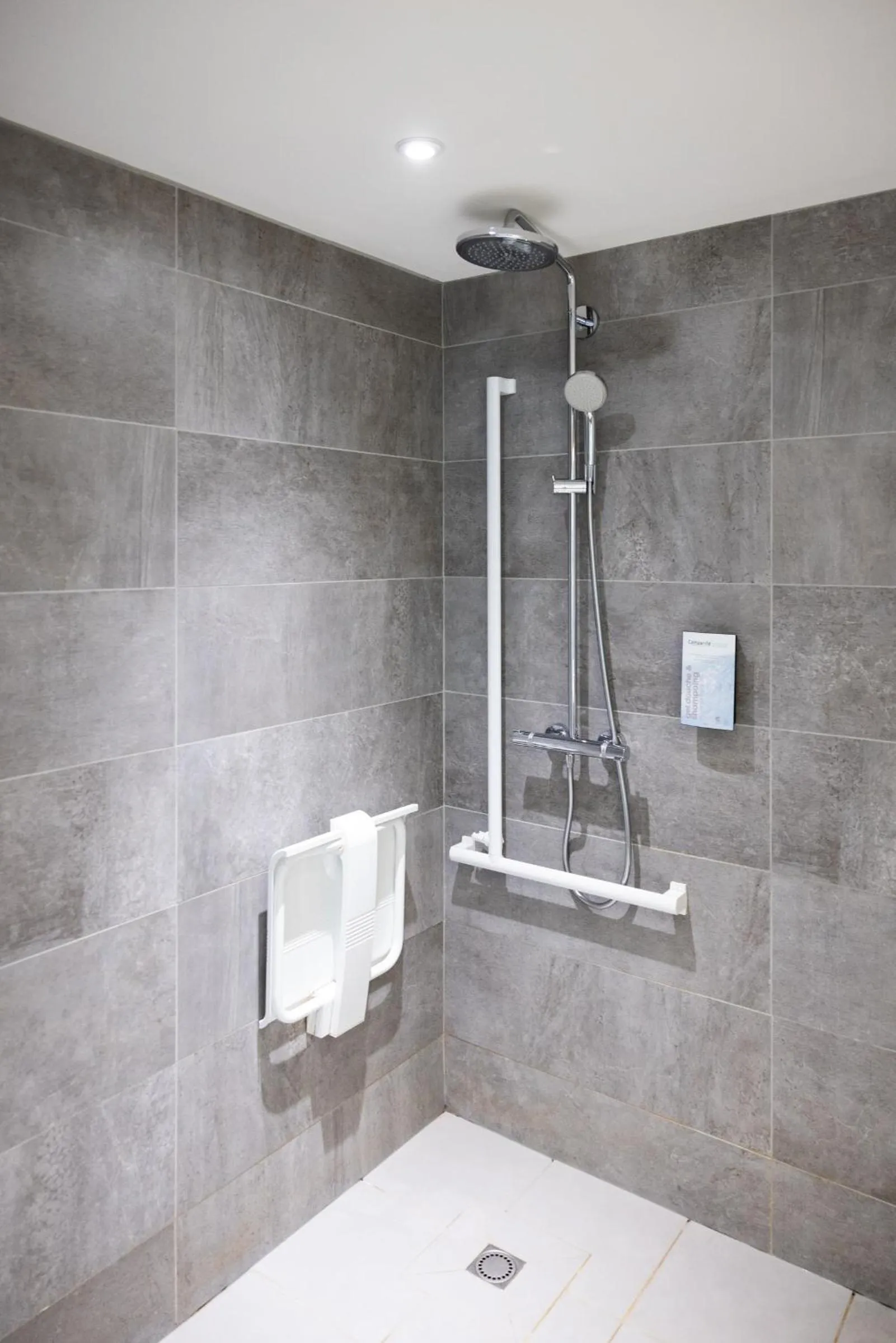 Shower in Campanile Limoges Centre - Gare