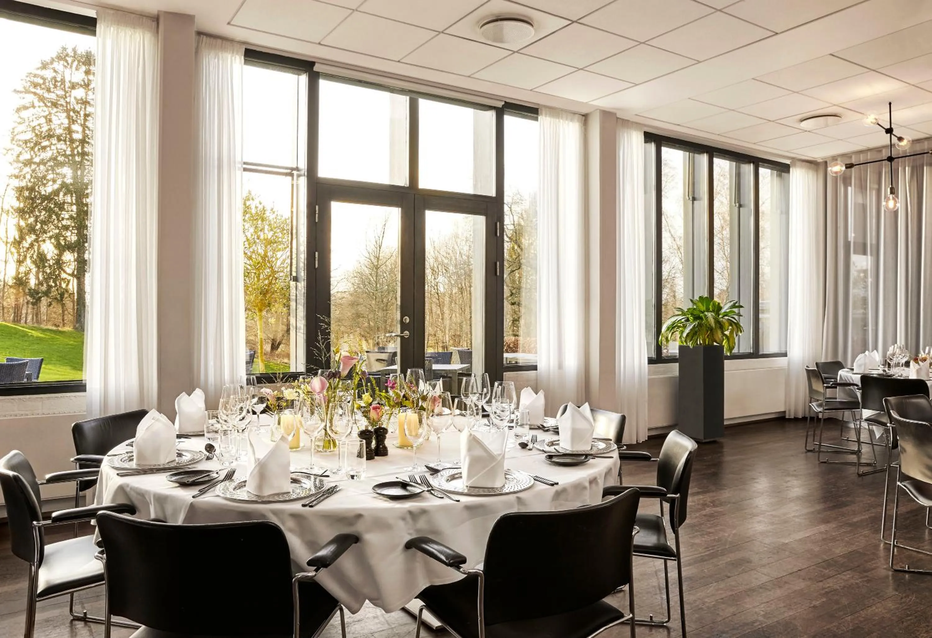 Restaurant/places to eat in Comwell Holte