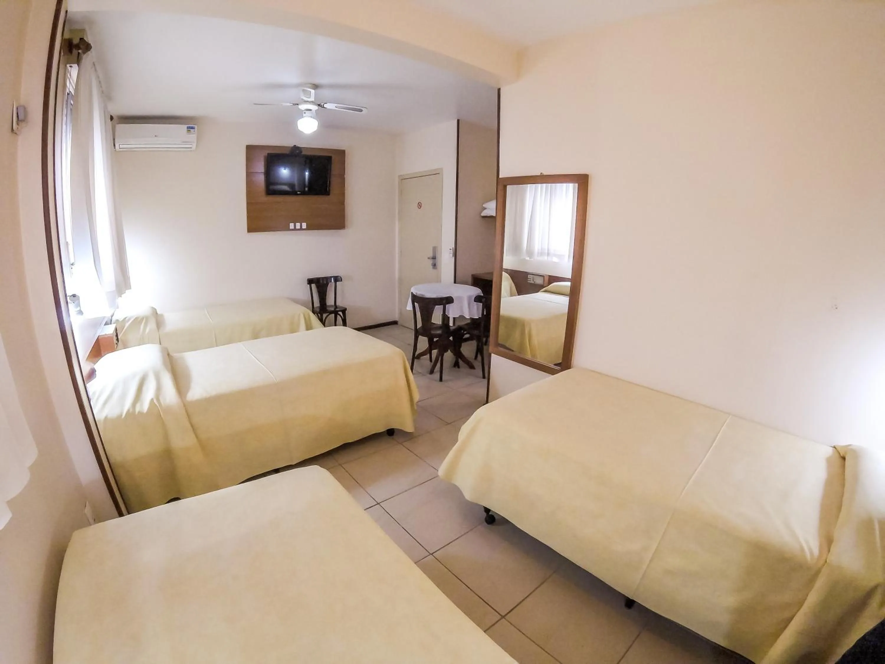 Photo of the whole room, Bed in Milão Hotel