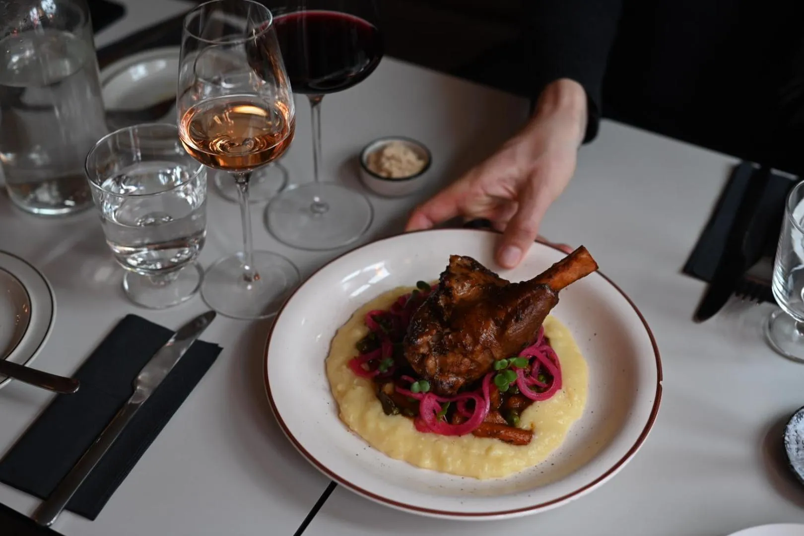 Restaurant/places to eat in Hotel Local 101