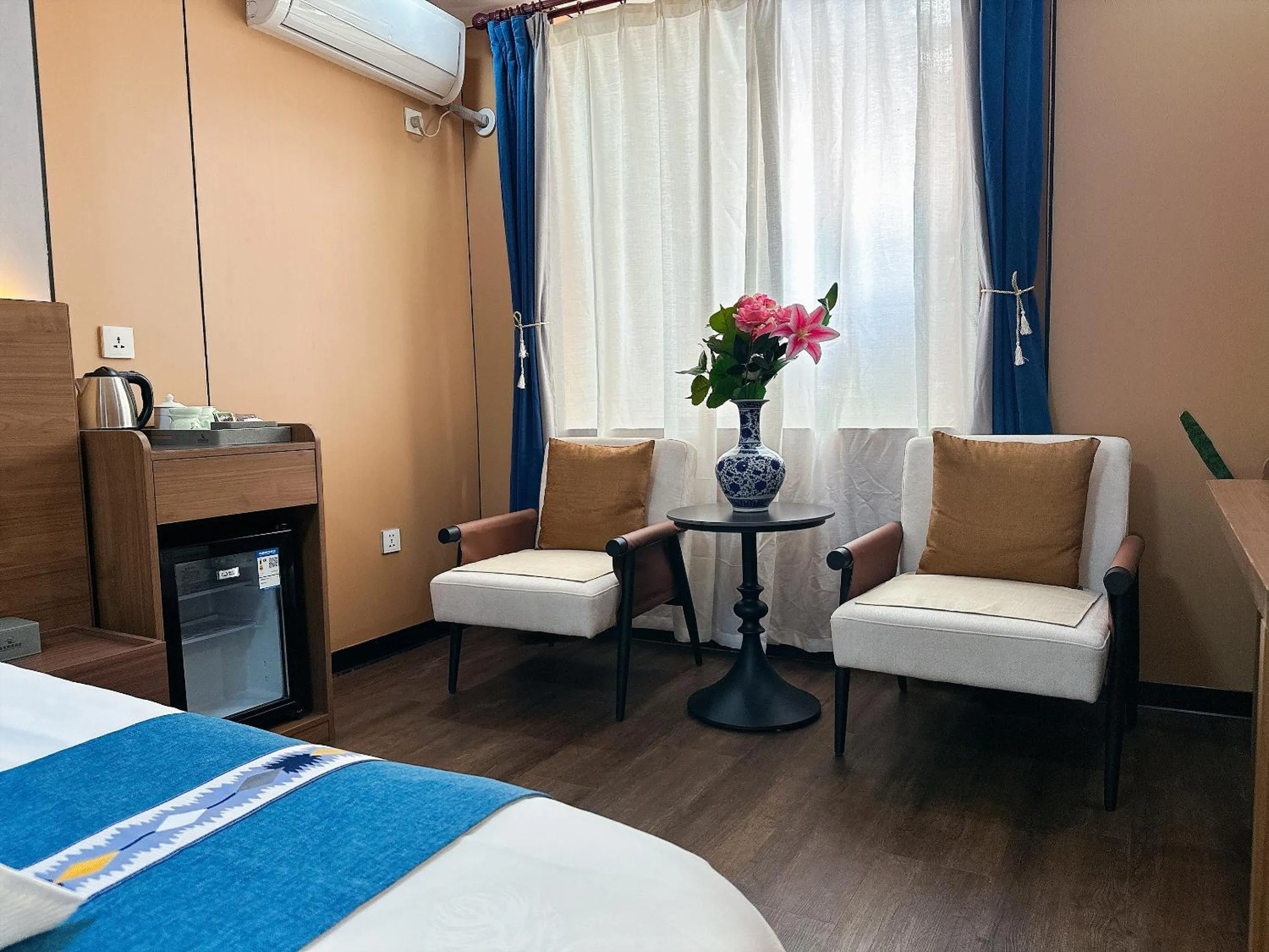 Seating area, Bed in Nanjing Restaurant & Motel