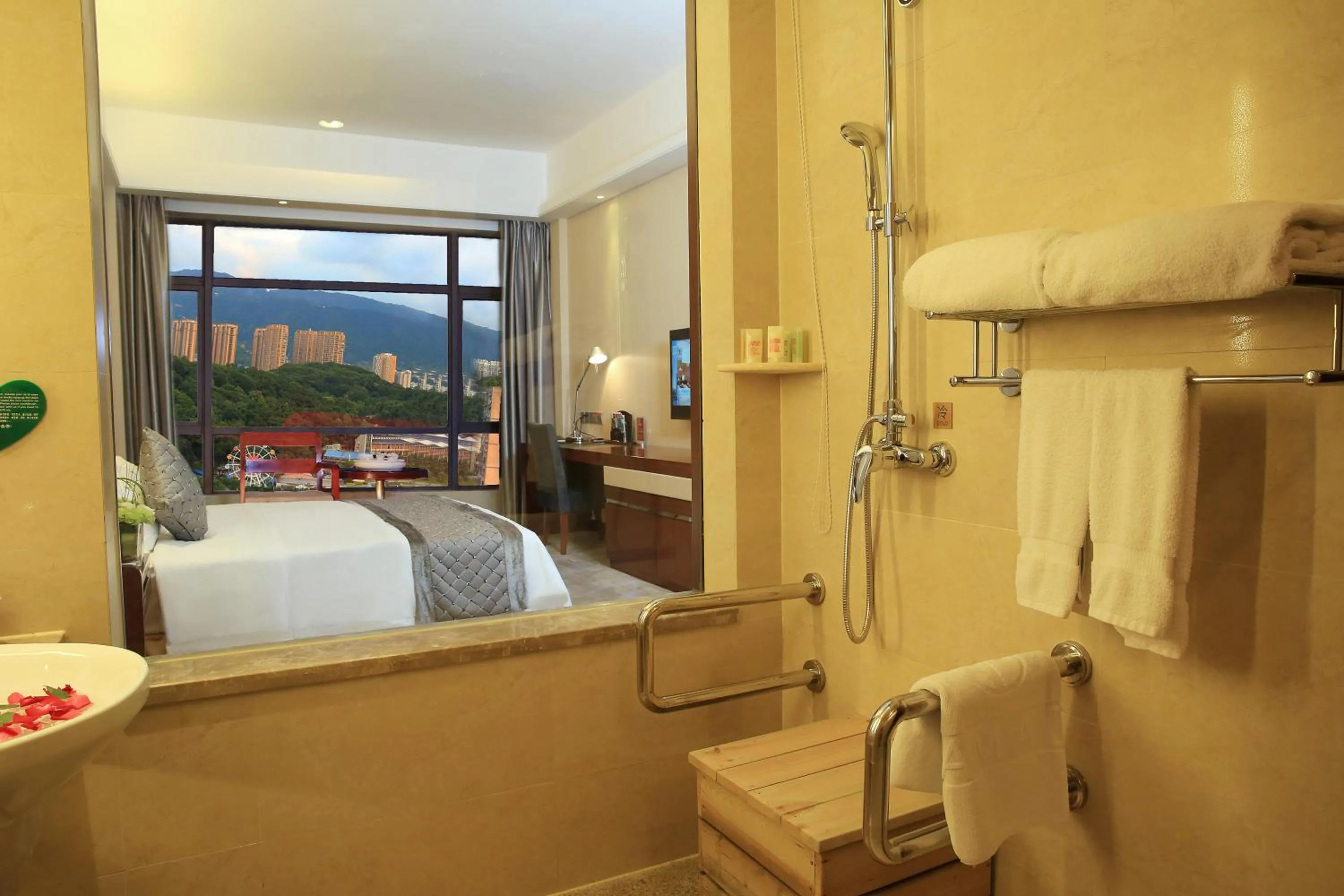 Photo of the whole room in Ramada Longyan