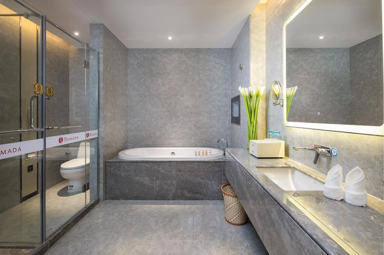 Bathroom in Ramada Shenzhen Baoan