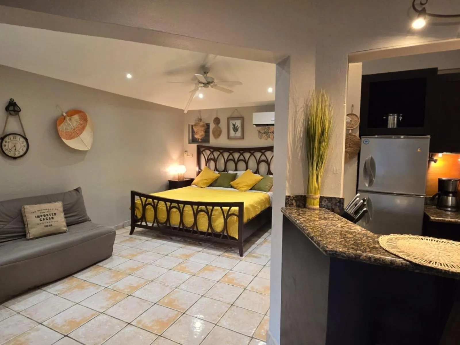 Photo of the whole room in Les Balcons d'Oyster Pond