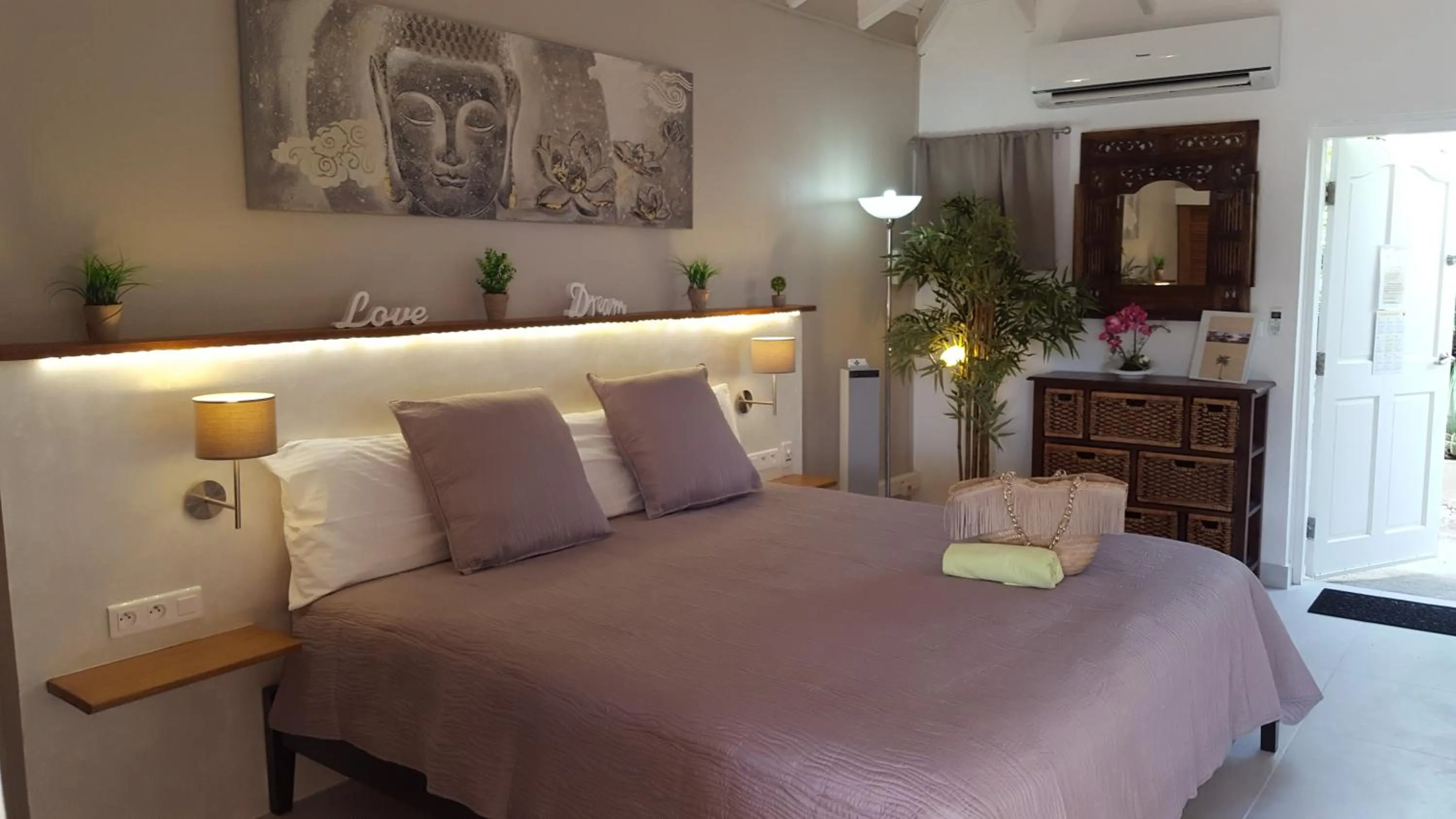 Bedroom, Bed in Les Balcons d'Oyster Pond