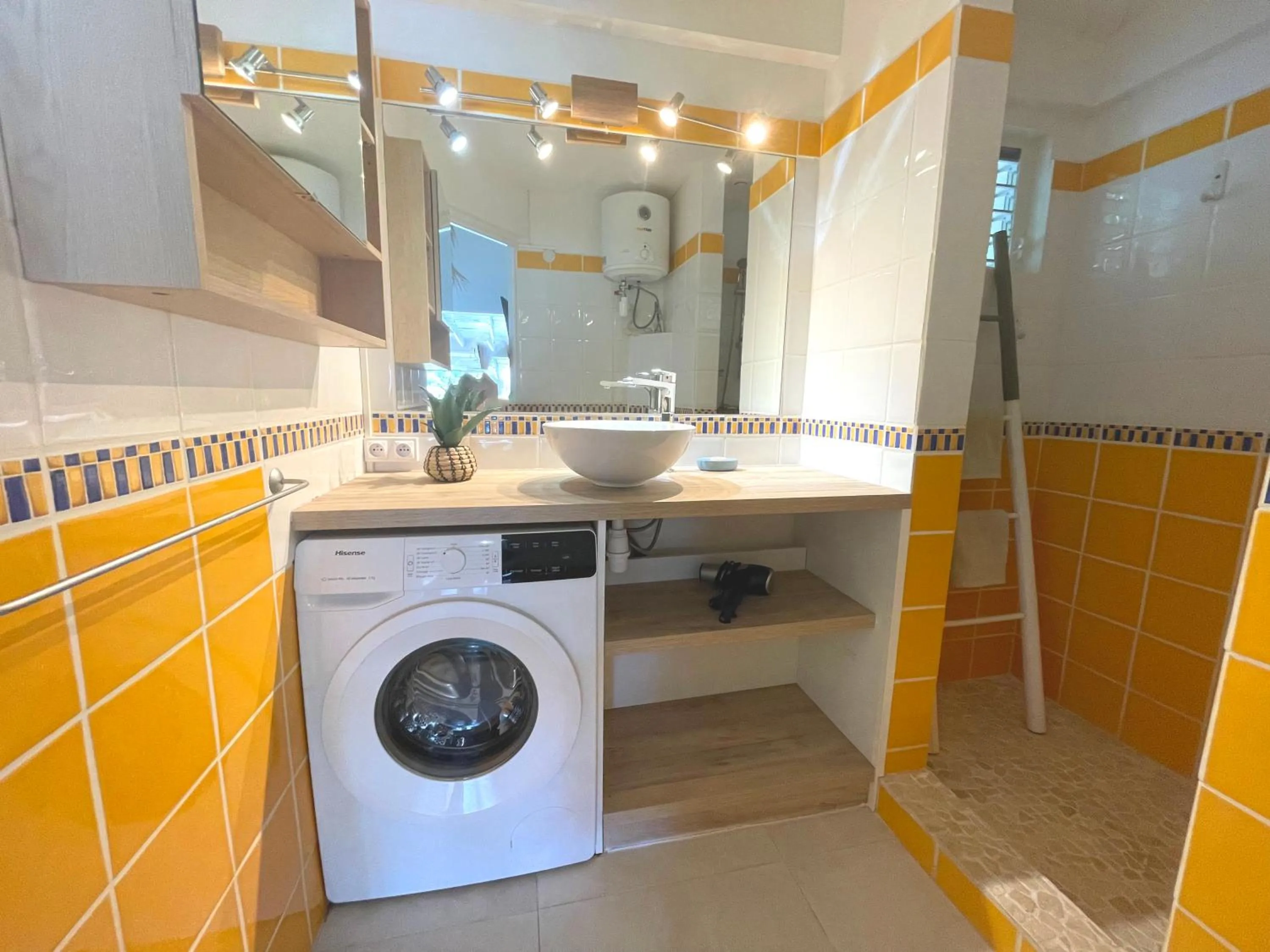 Shower in Les Balcons d'Oyster Pond