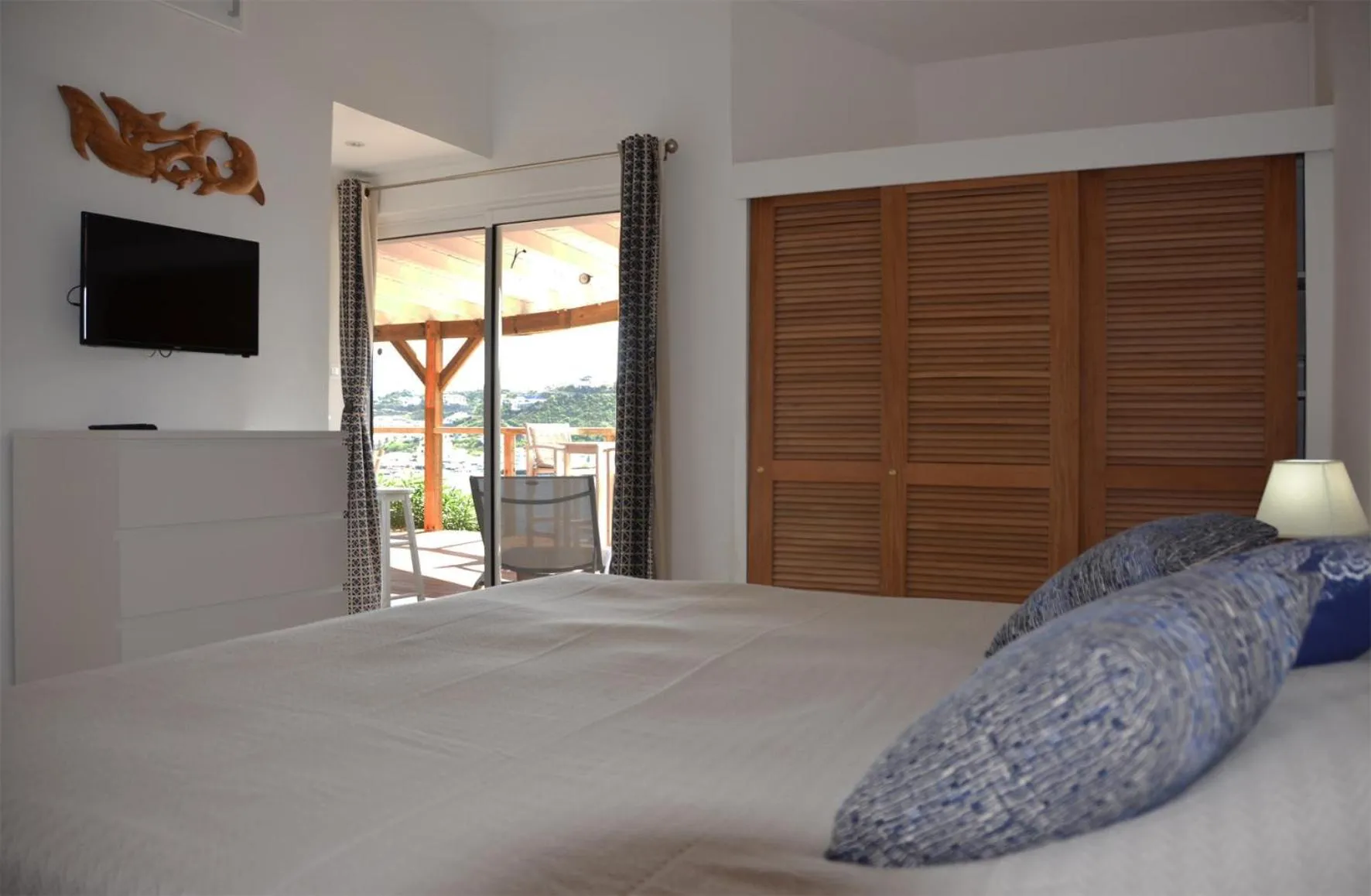 Photo of the whole room, Bed in Les Balcons d'Oyster Pond