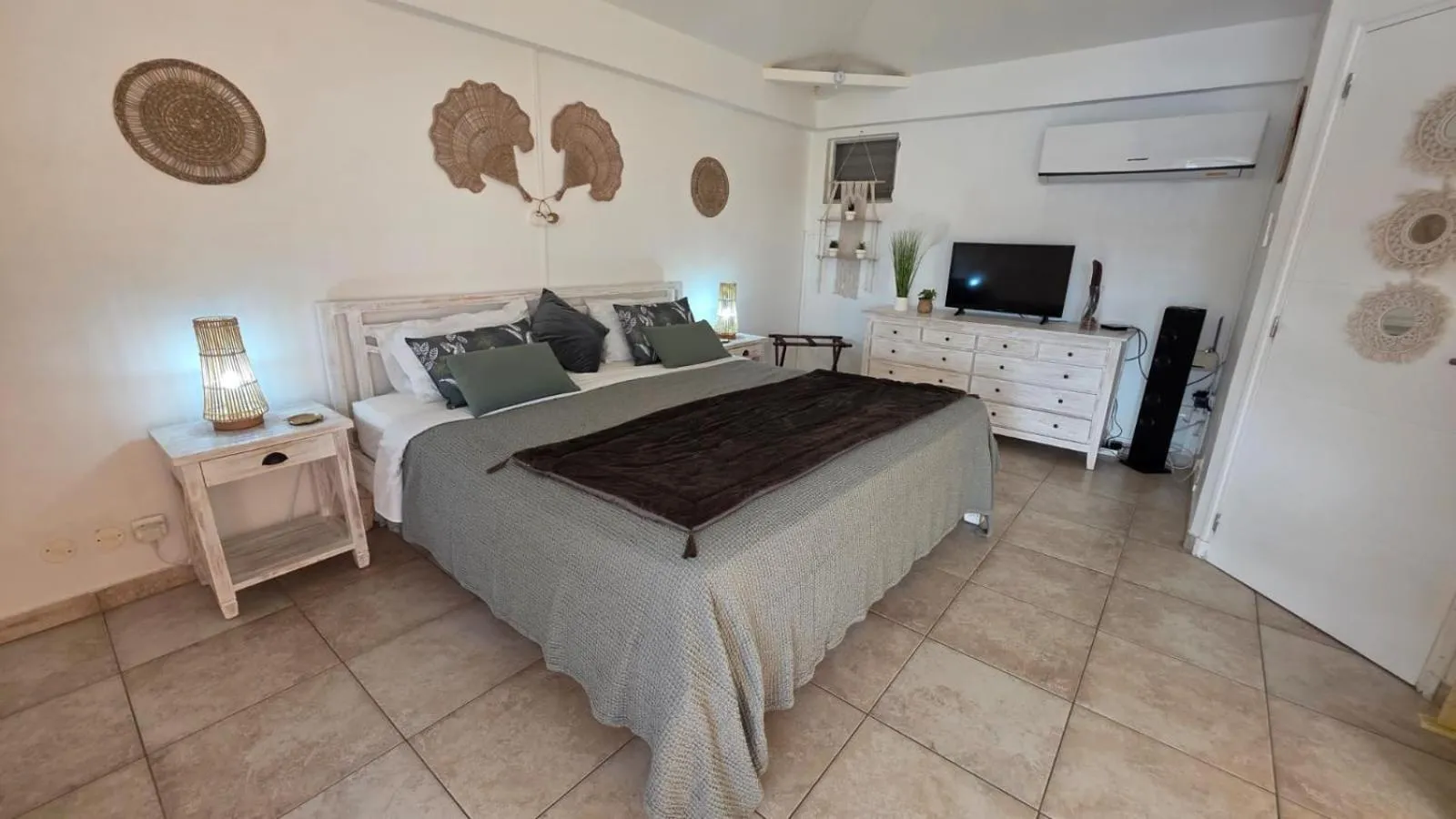 Bedroom, Bed in Les Balcons d'Oyster Pond