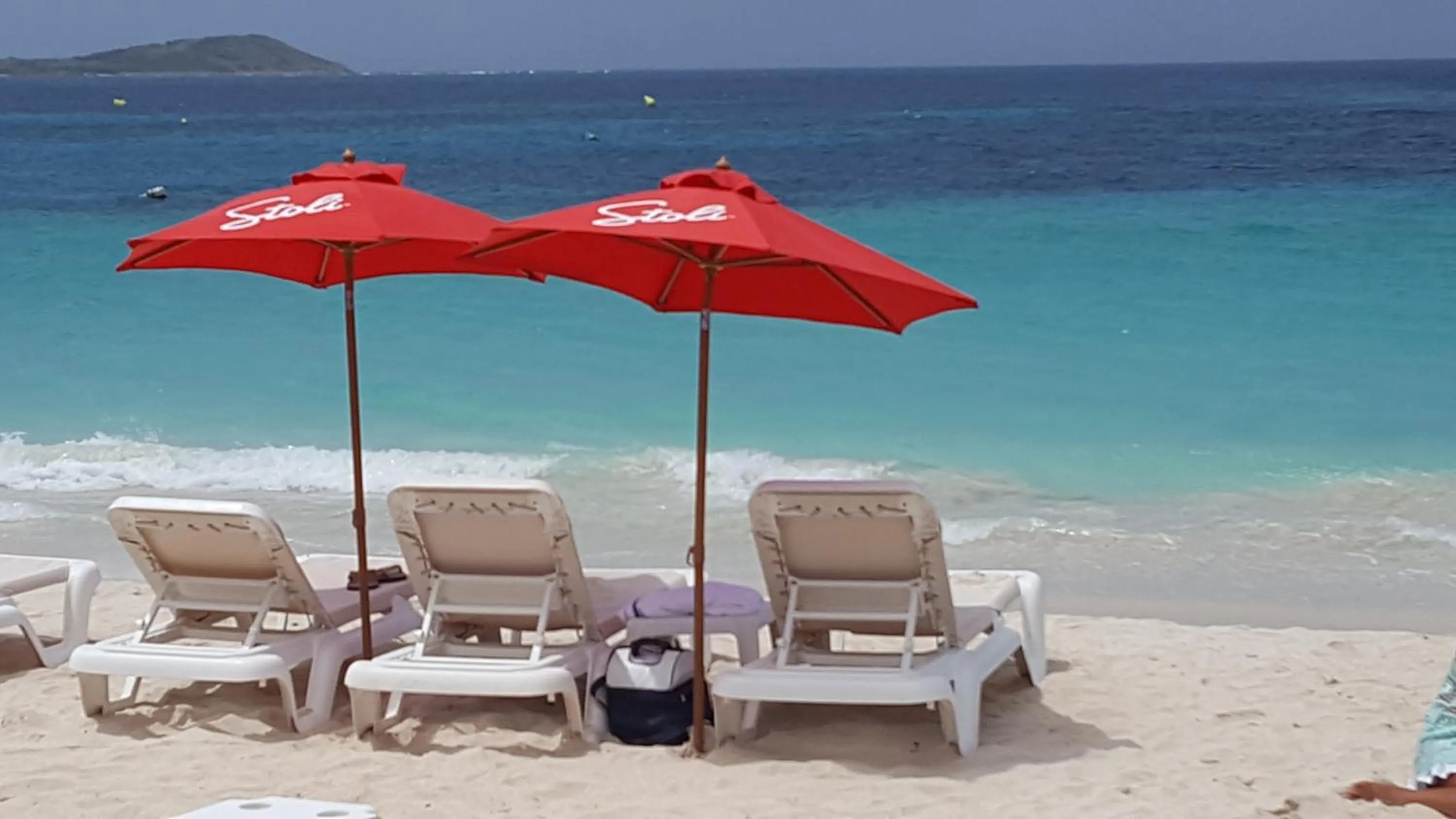 Beach in Les Balcons d'Oyster Pond