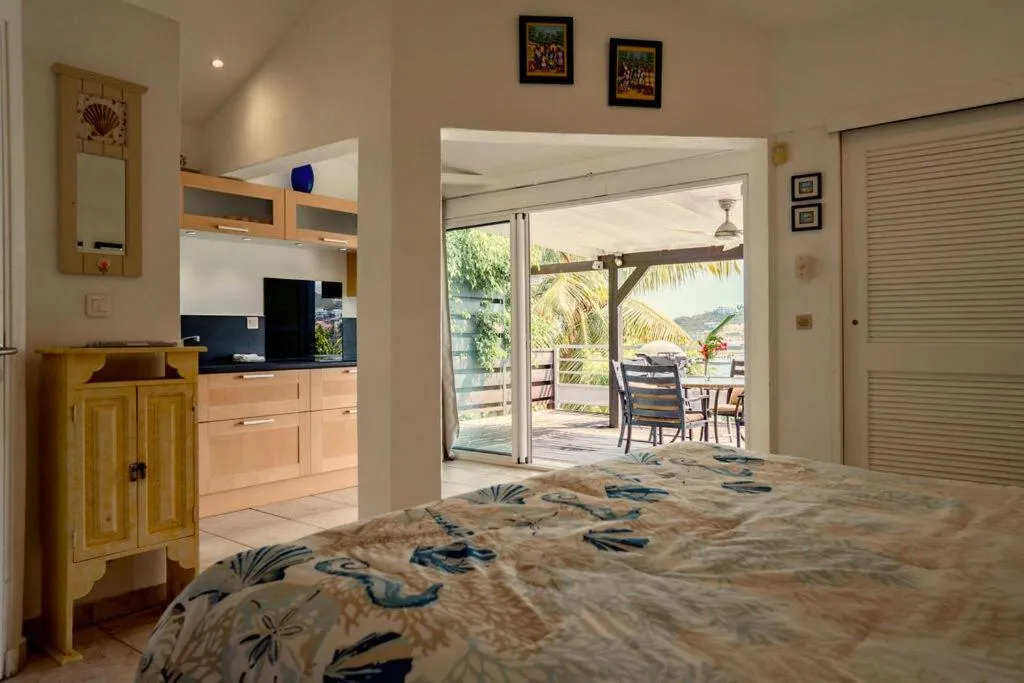Photo of the whole room, Bed in Les Balcons d'Oyster Pond