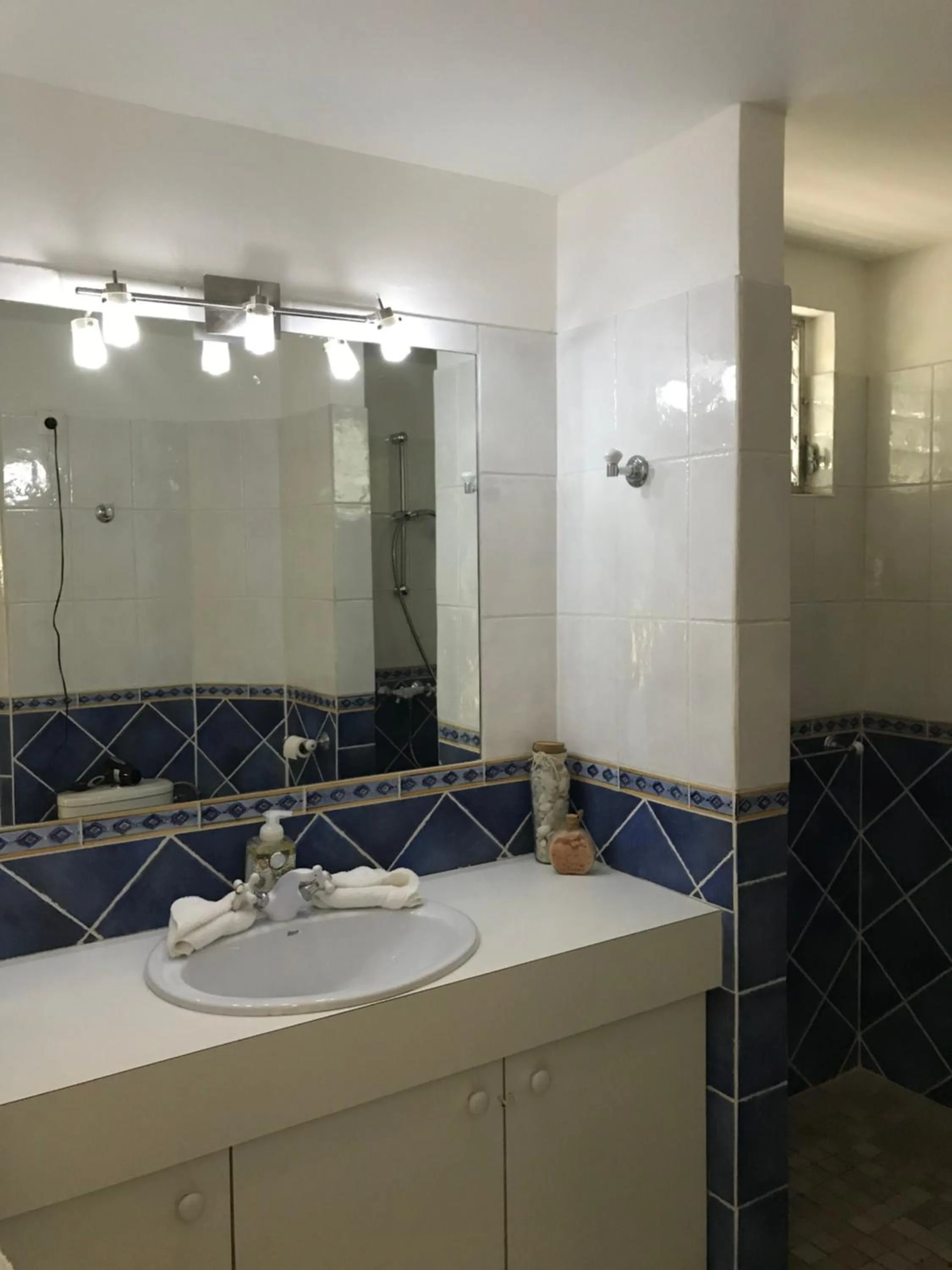 Shower in Les Balcons d'Oyster Pond