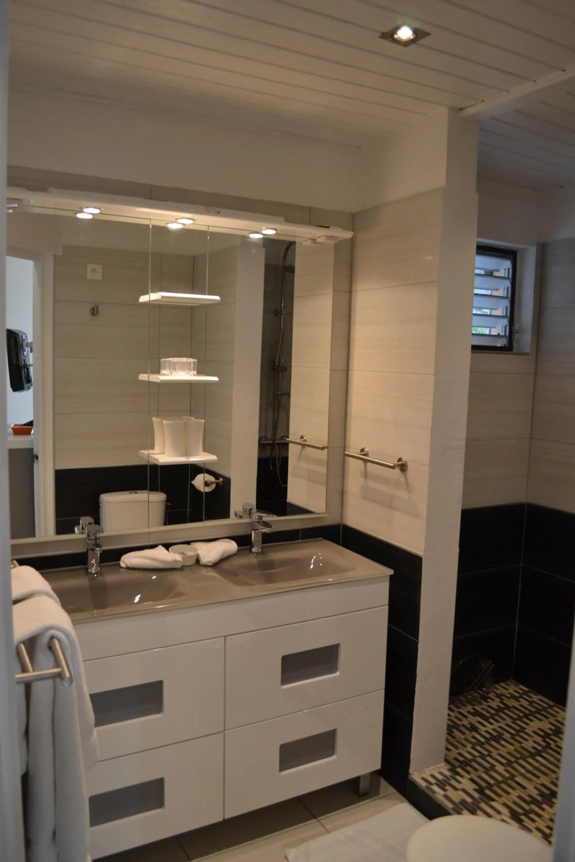 Bathroom in Les Balcons d'Oyster Pond