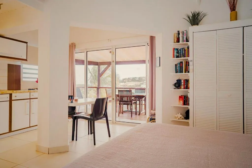 Photo of the whole room in Les Balcons d'Oyster Pond