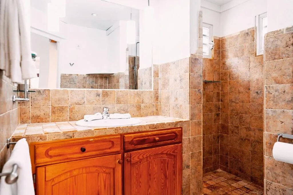 Bathroom in Les Balcons d'Oyster Pond