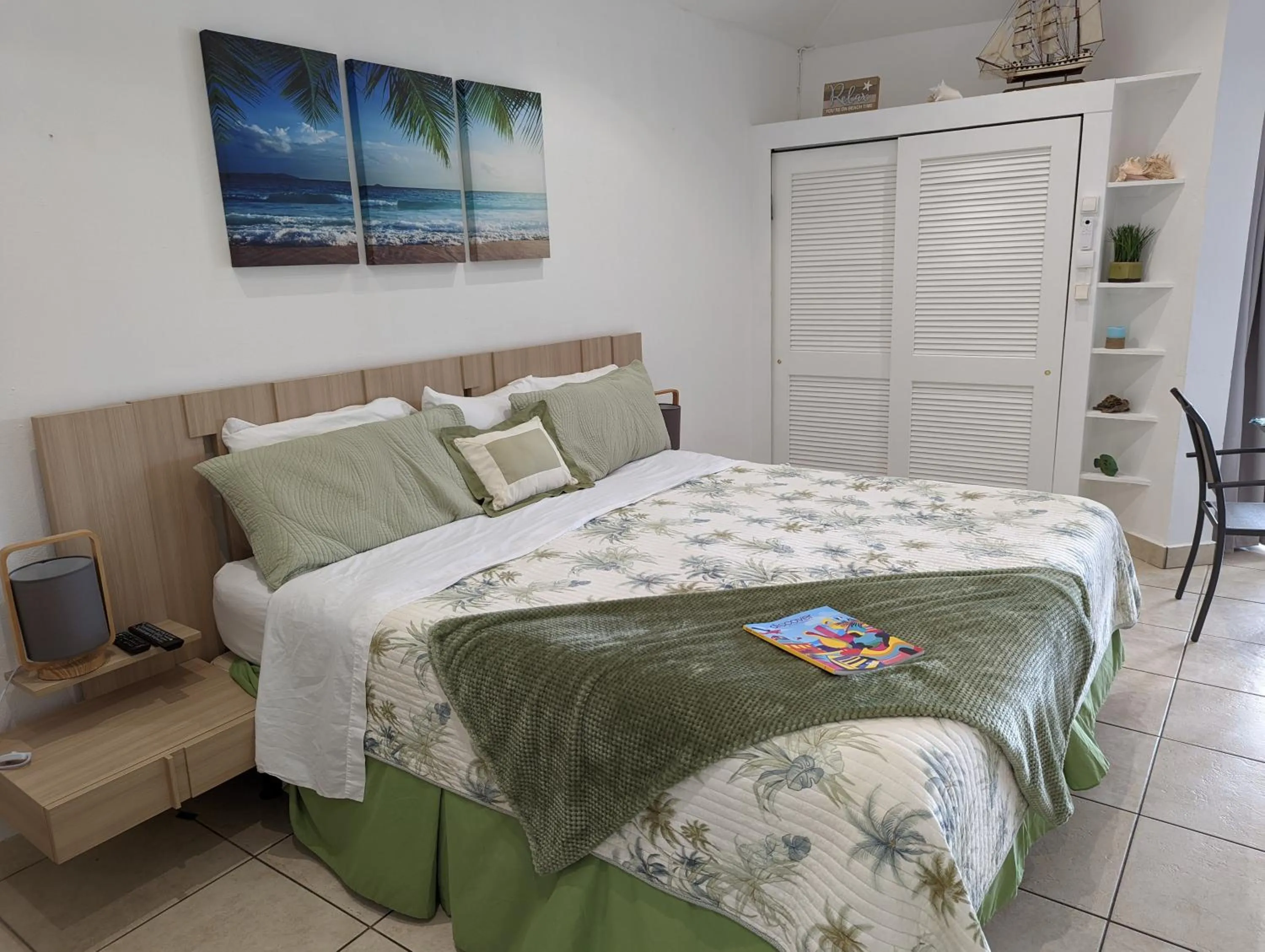 Bed in Les Balcons d'Oyster Pond