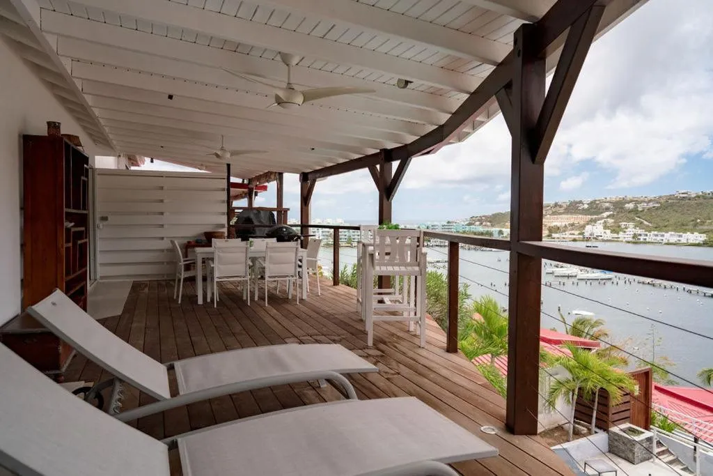 Natural landscape in Les Balcons d'Oyster Pond