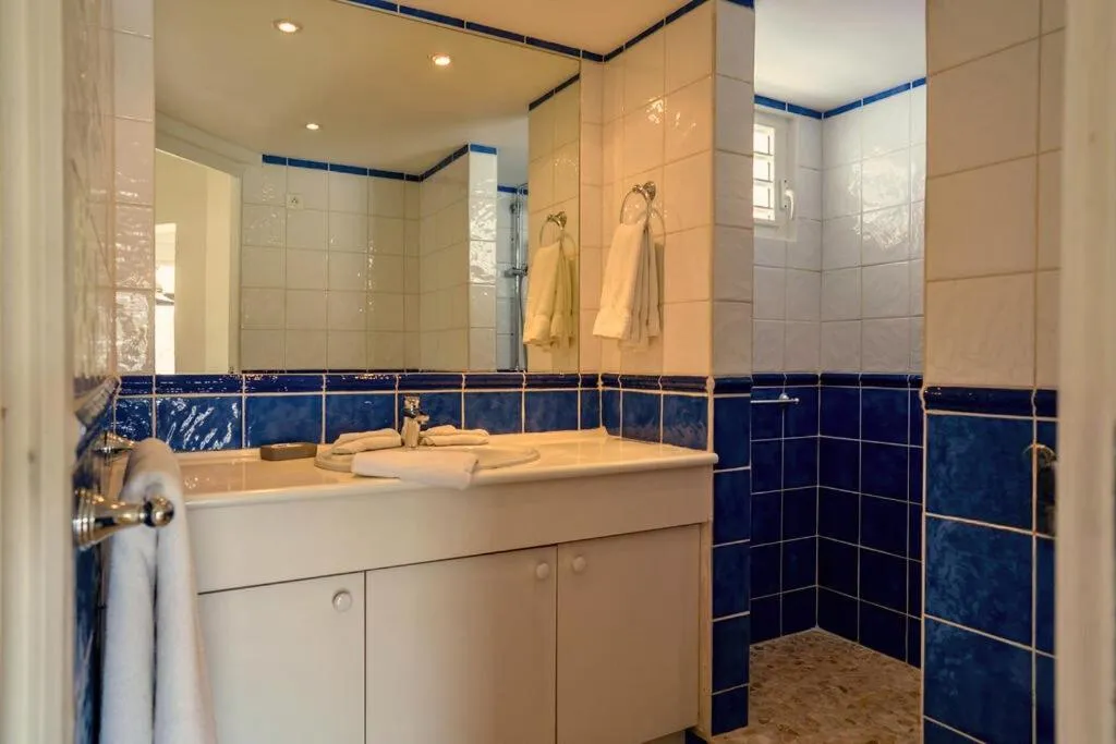 Bathroom in Les Balcons d'Oyster Pond