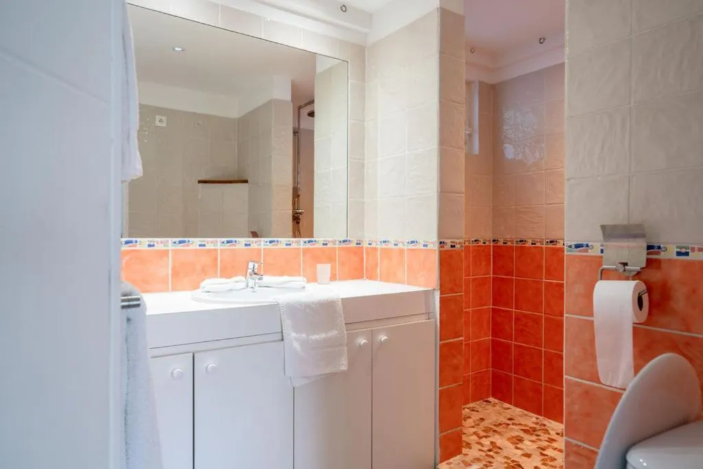 Shower in Les Balcons d'Oyster Pond