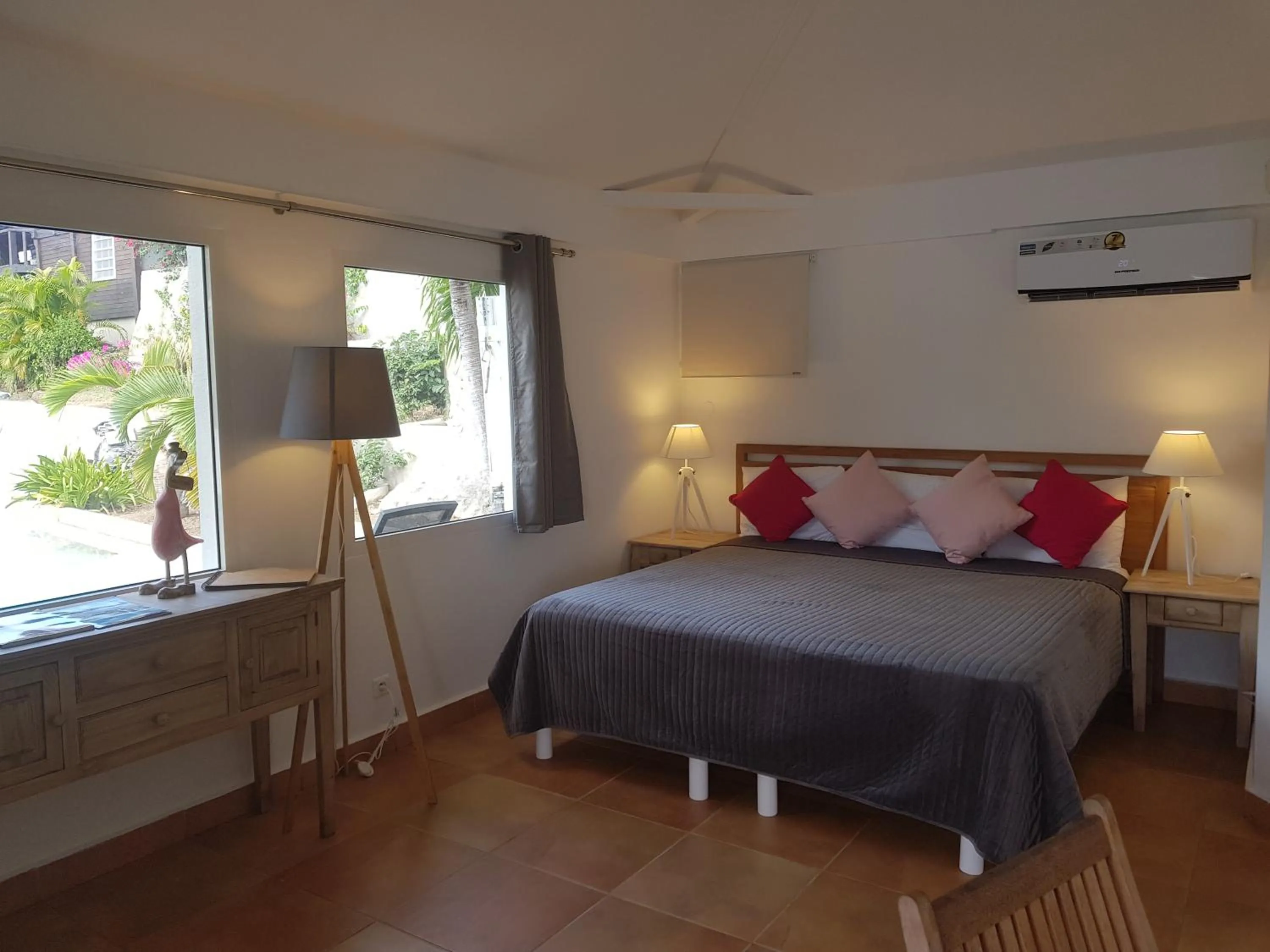 Bedroom, Bed in Les Balcons d'Oyster Pond