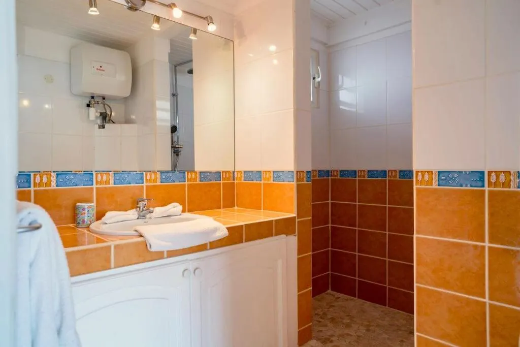 Bathroom in Les Balcons d'Oyster Pond