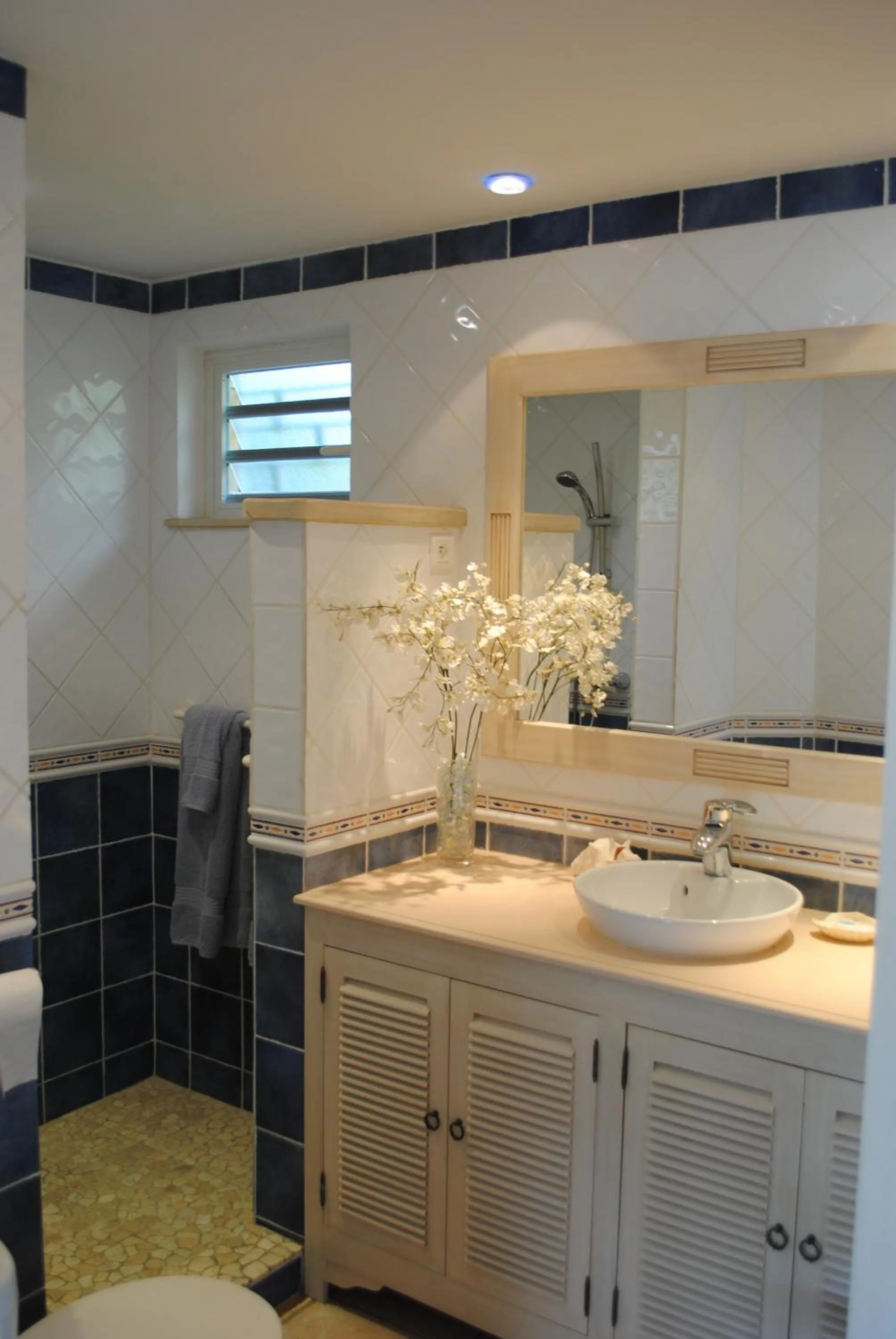 Bathroom in Les Balcons d'Oyster Pond