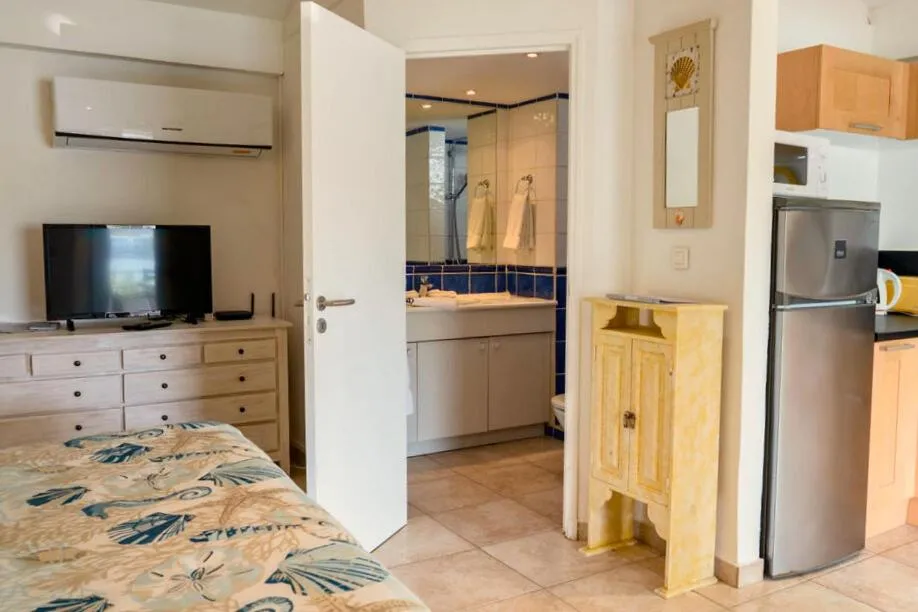 Bathroom in Les Balcons d'Oyster Pond