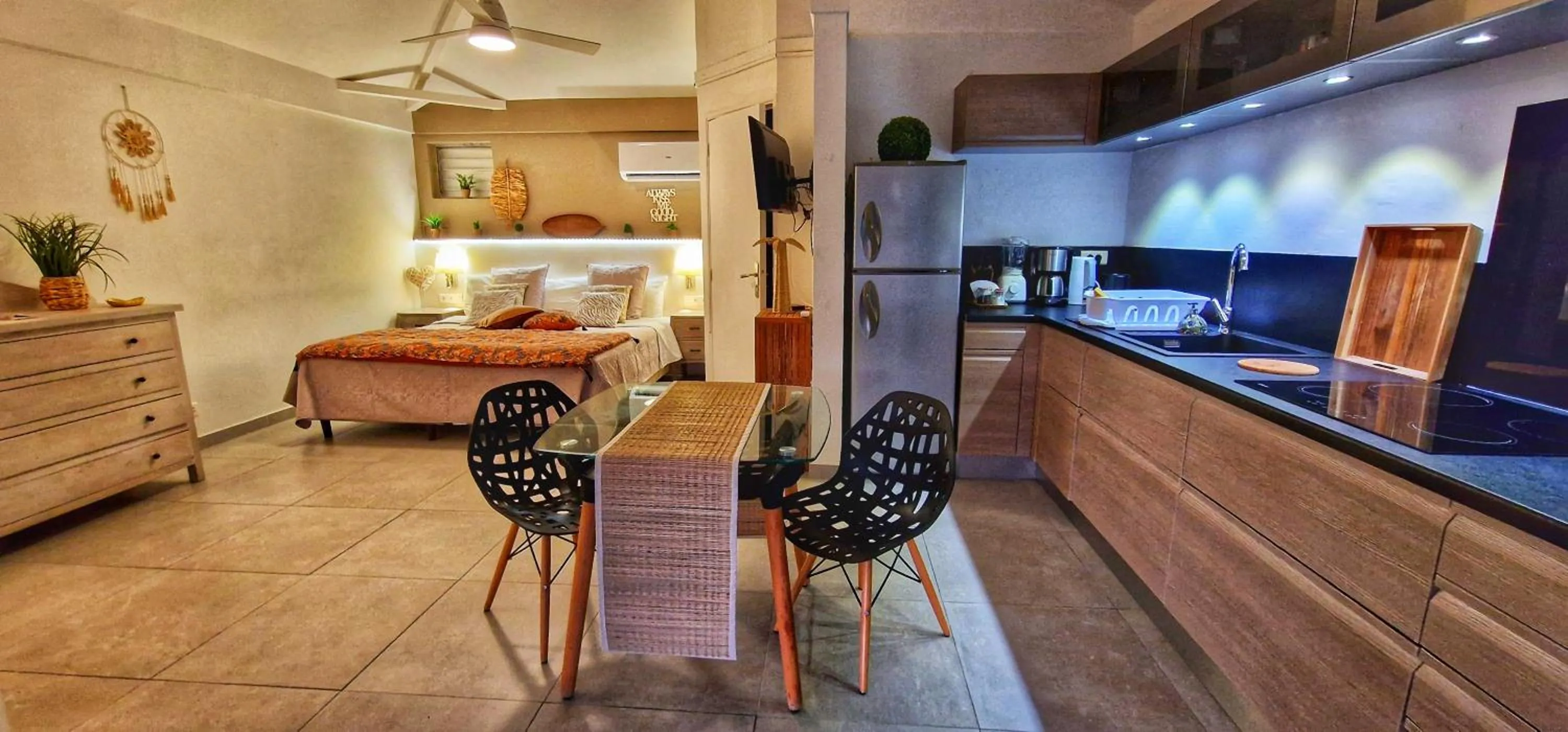 Photo of the whole room in Les Balcons d'Oyster Pond