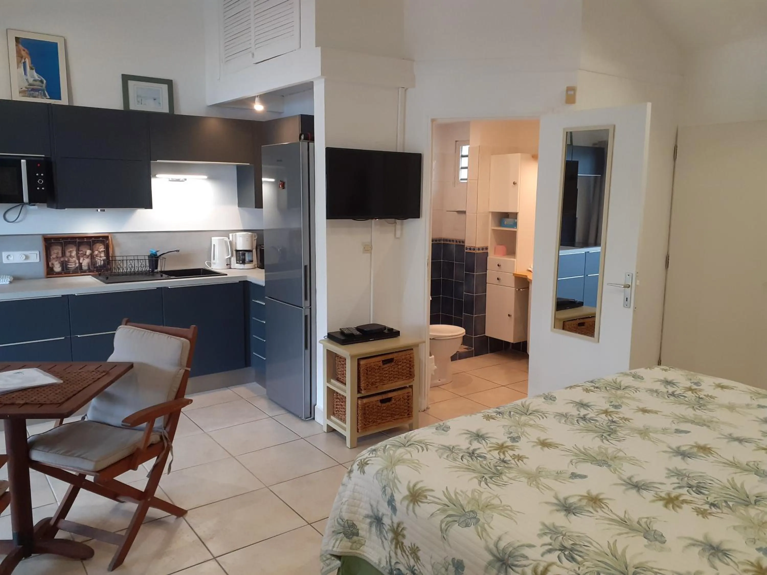Kitchen or kitchenette, Bed in Les Balcons d'Oyster Pond