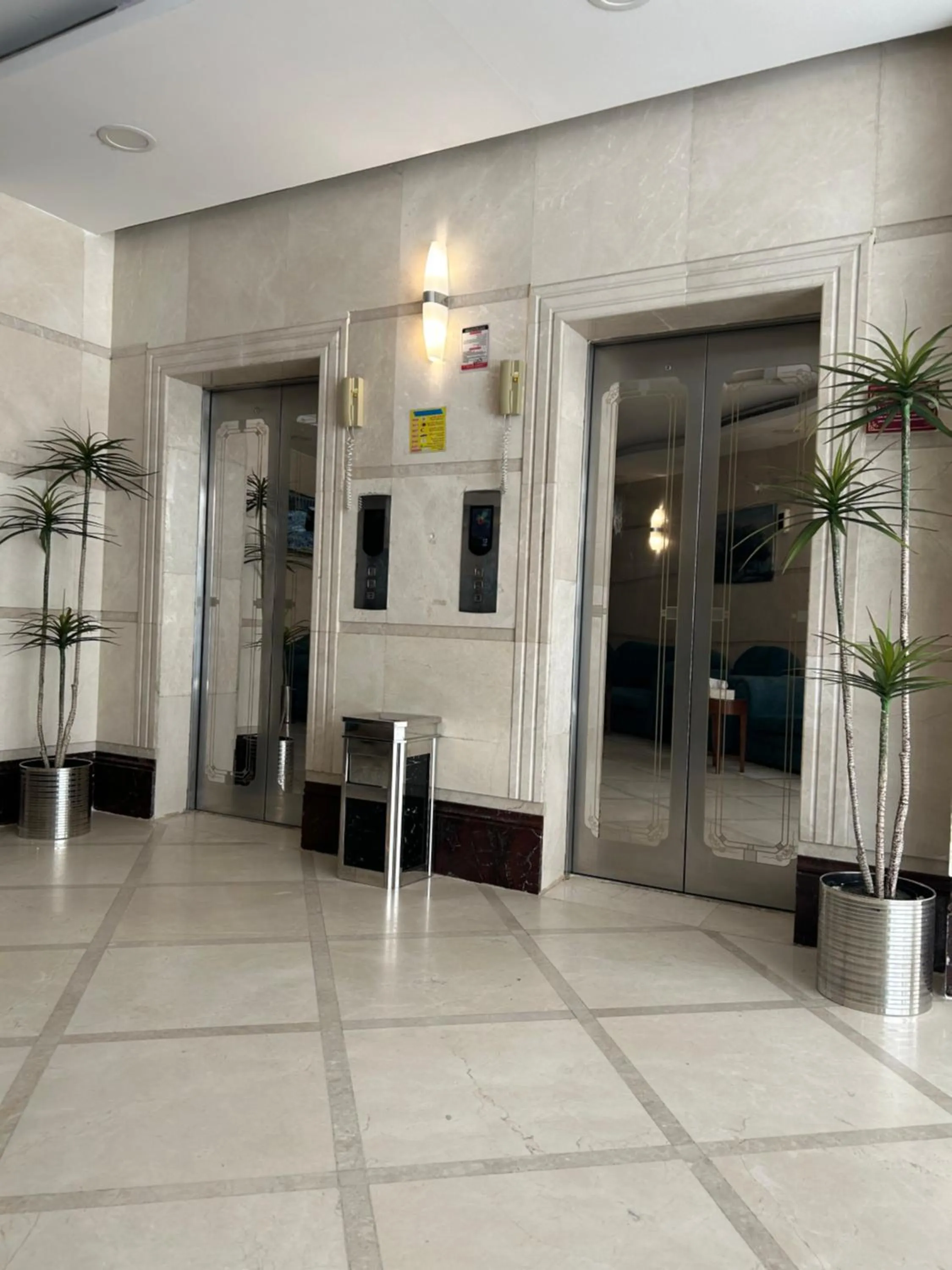 elevator in Knooz Aldiafah