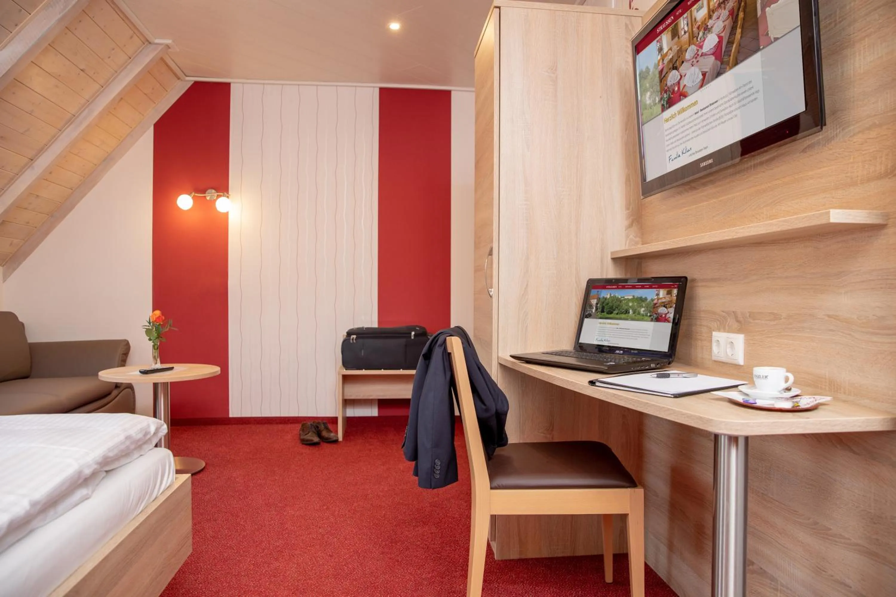 TV and multimedia, Bed in Hotel-Restaurant Straussen