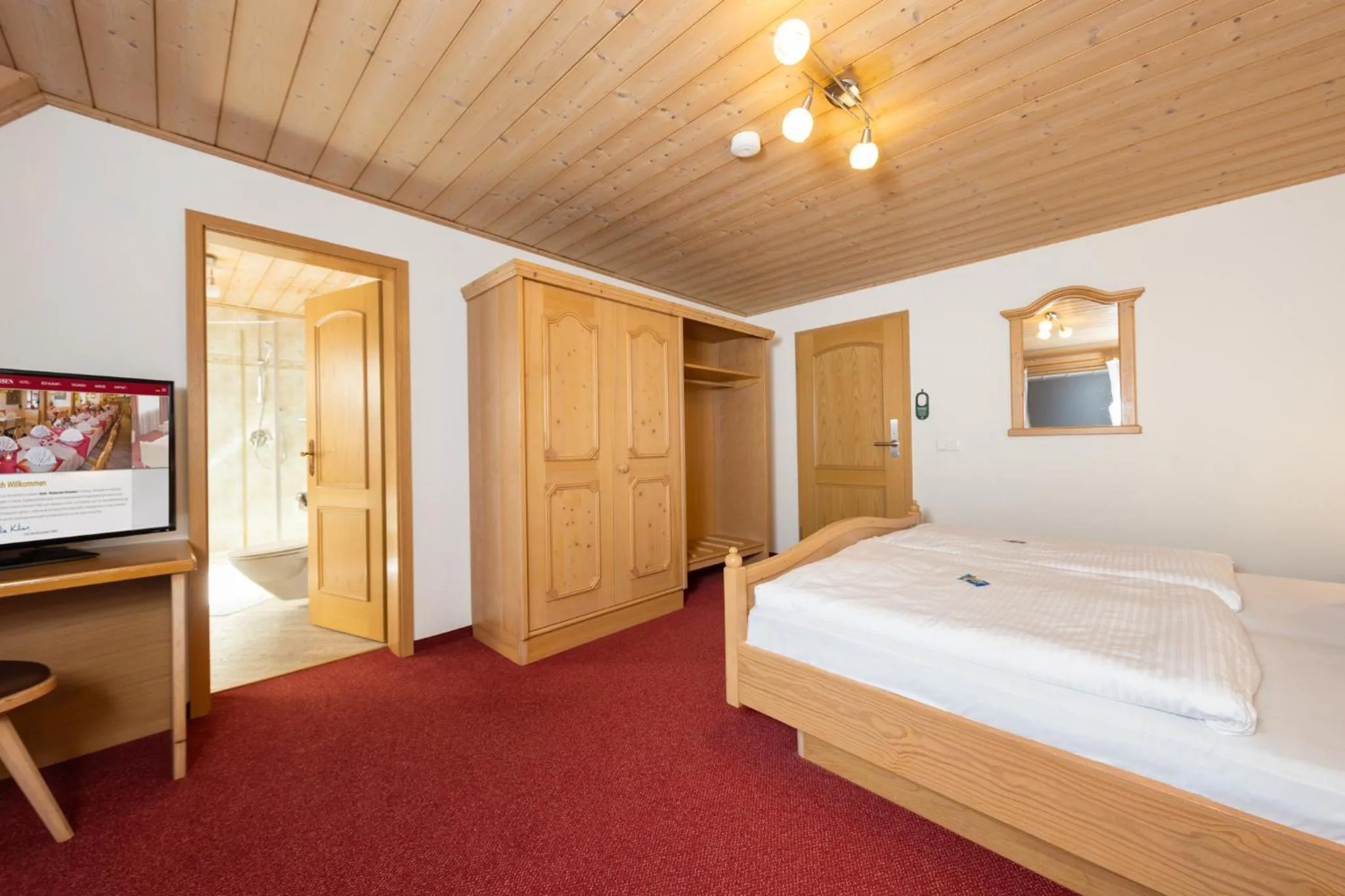 Photo of the whole room, Bed in Hotel-Restaurant Straussen