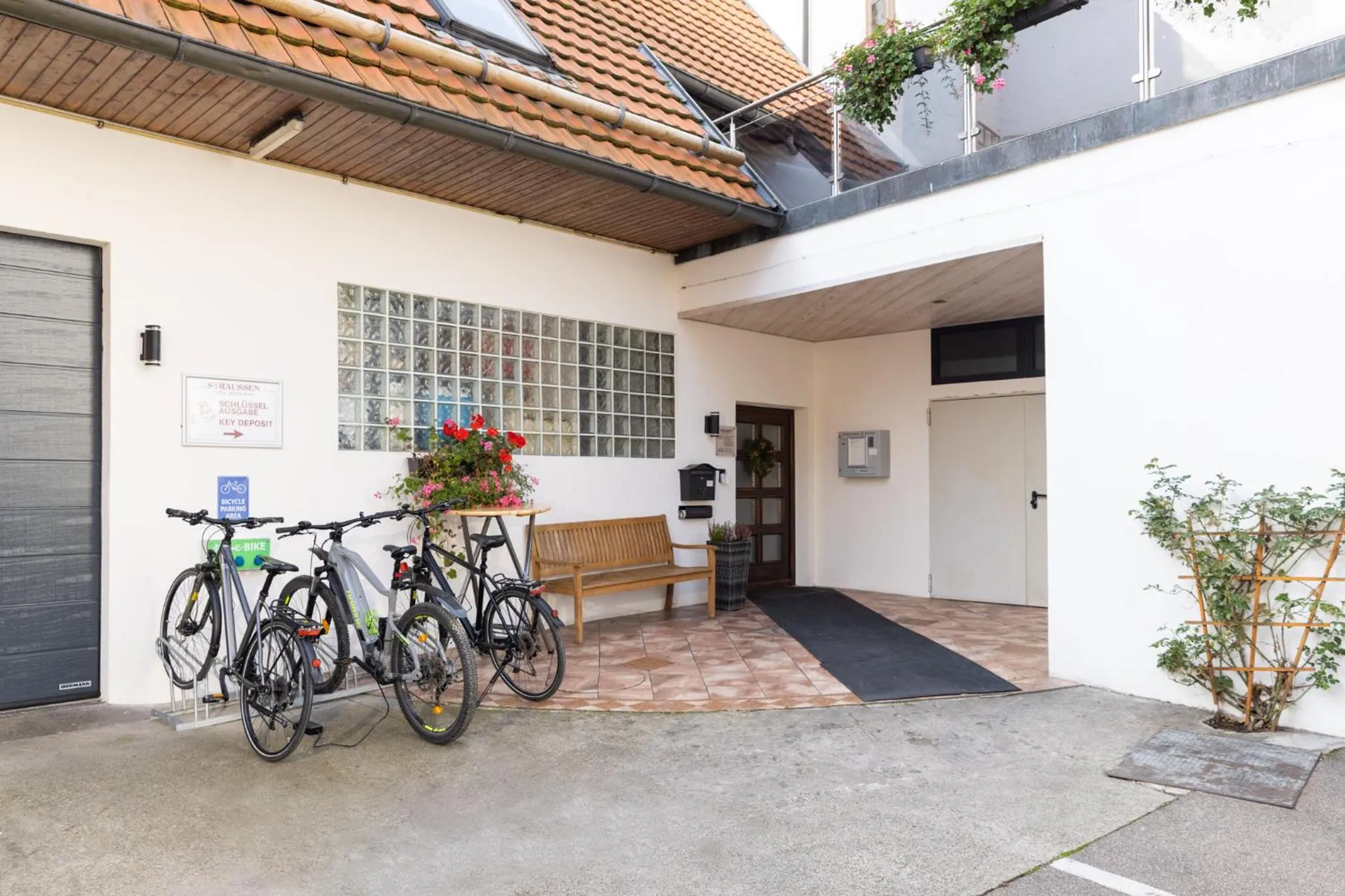 Facade/entrance in Hotel-Restaurant Straussen