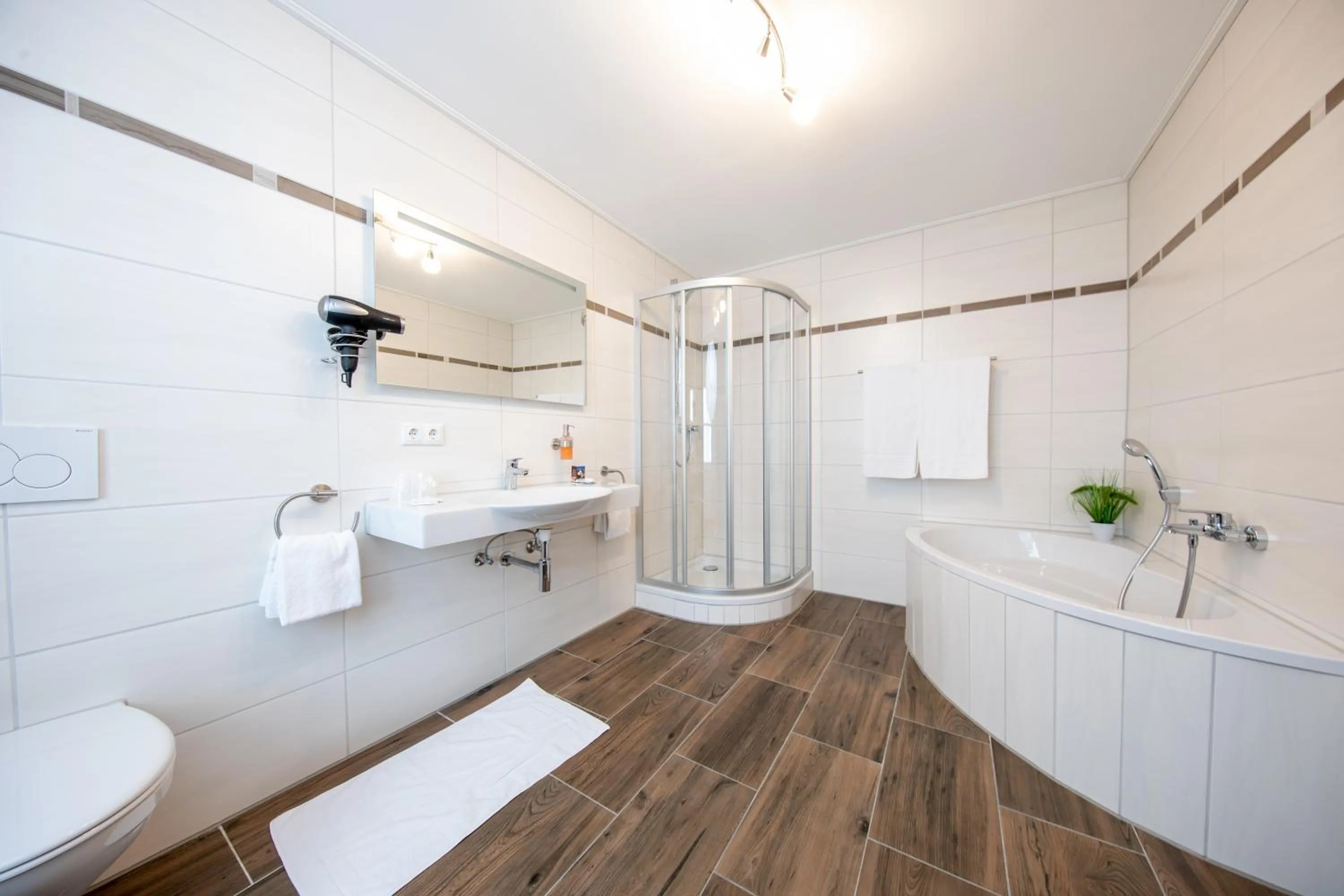 Shower in Hotel-Restaurant Straussen