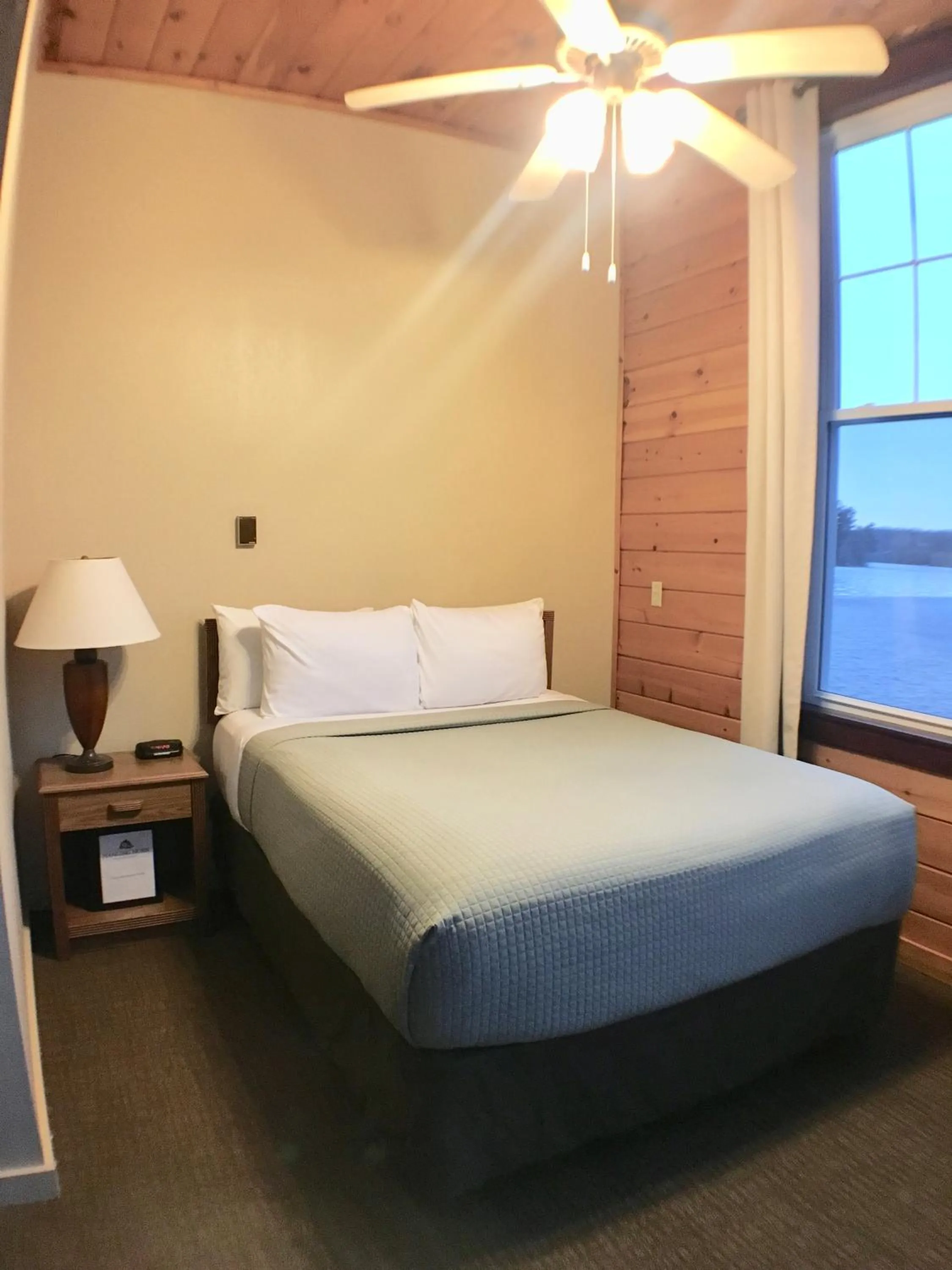 Bedroom, Bed in Hanging Horn Lakeside Resort