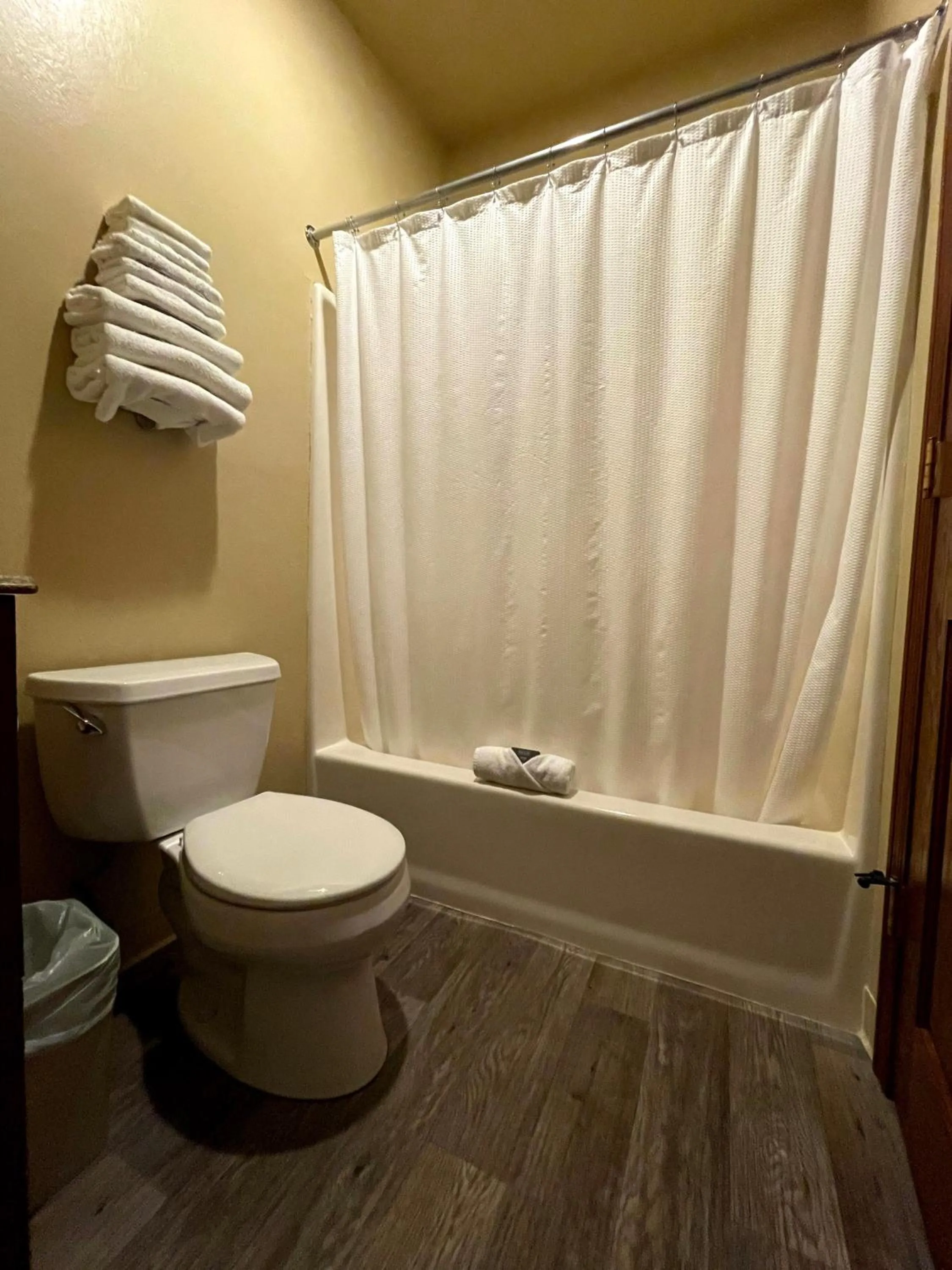 Hanging Horn Lakeside Resort