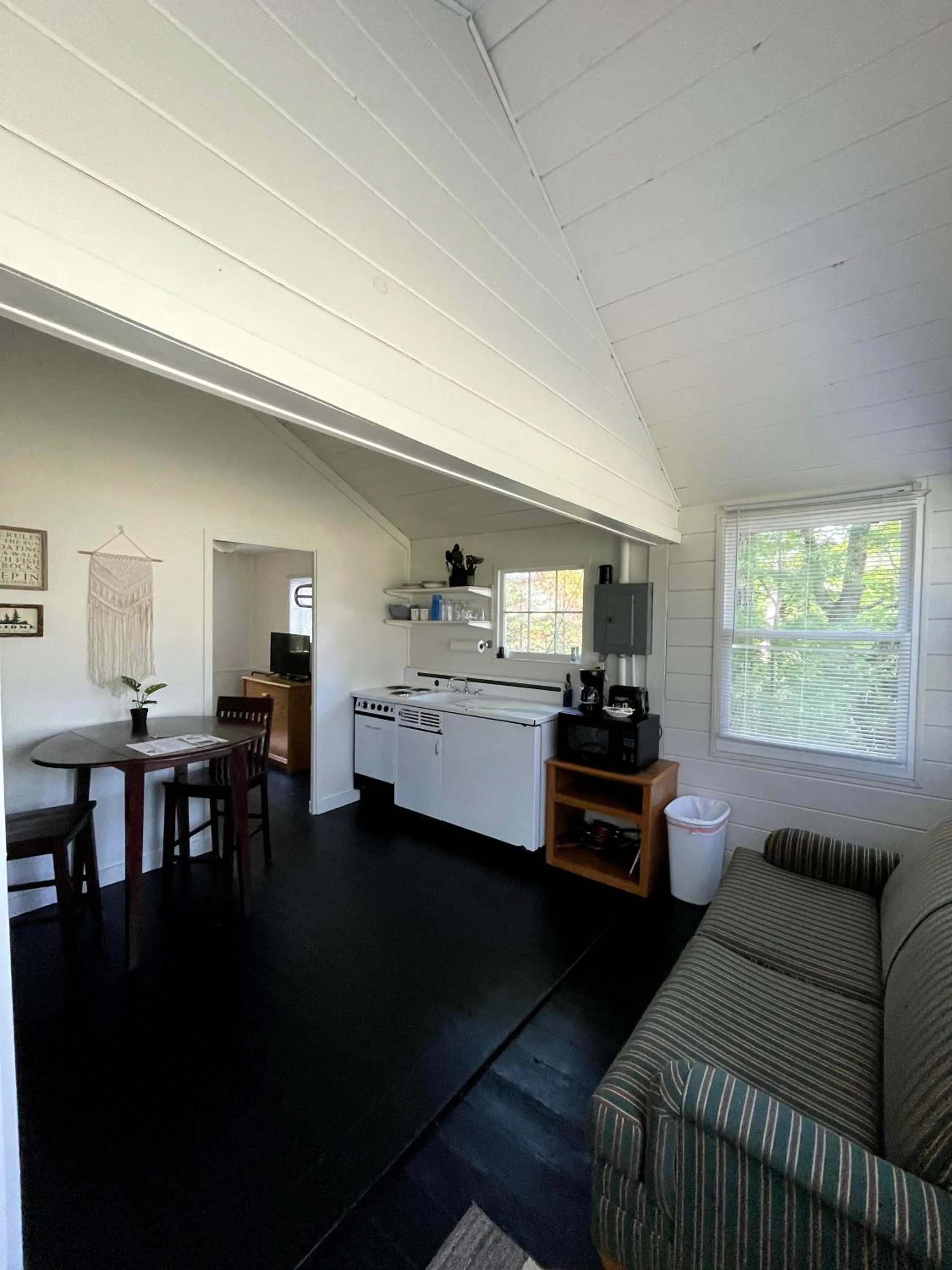 Kitchen or kitchenette in Hanging Horn Lakeside Resort