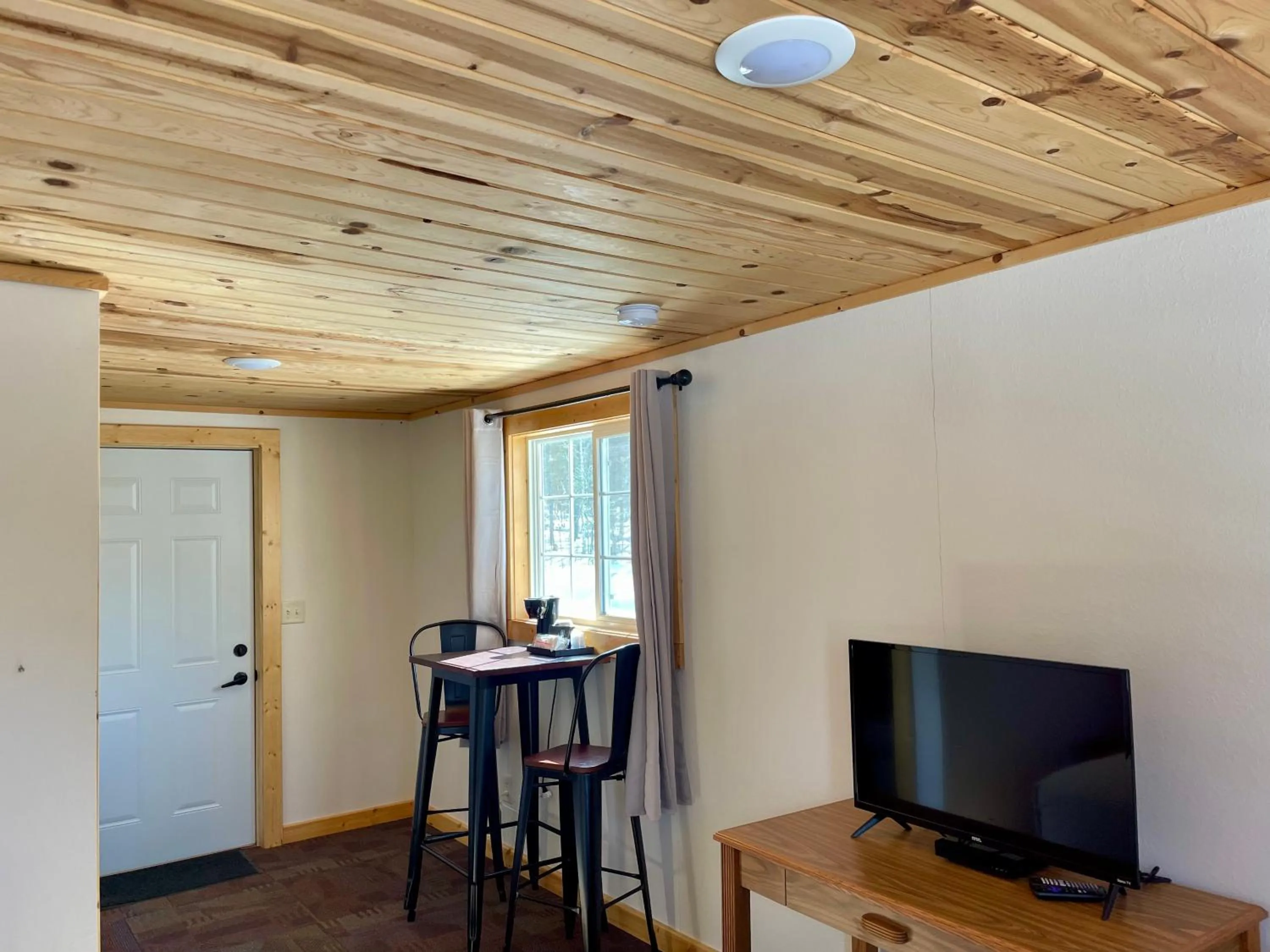 TV and multimedia in Hanging Horn Lakeside Resort