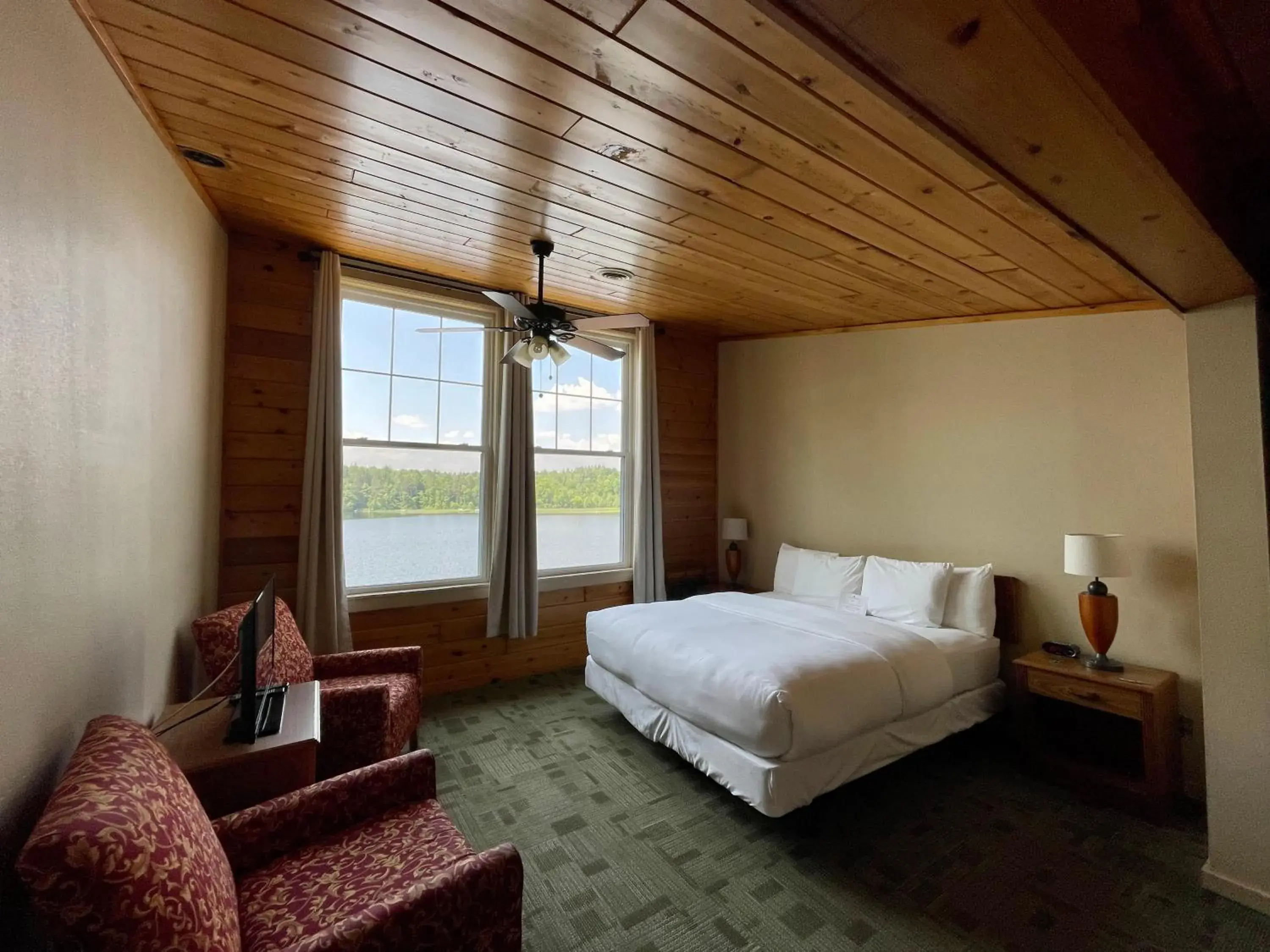 King Room with Lake View in Hanging Horn Lakeside Resort King Room with Lake View in Hanging Horn Lakeside Resort